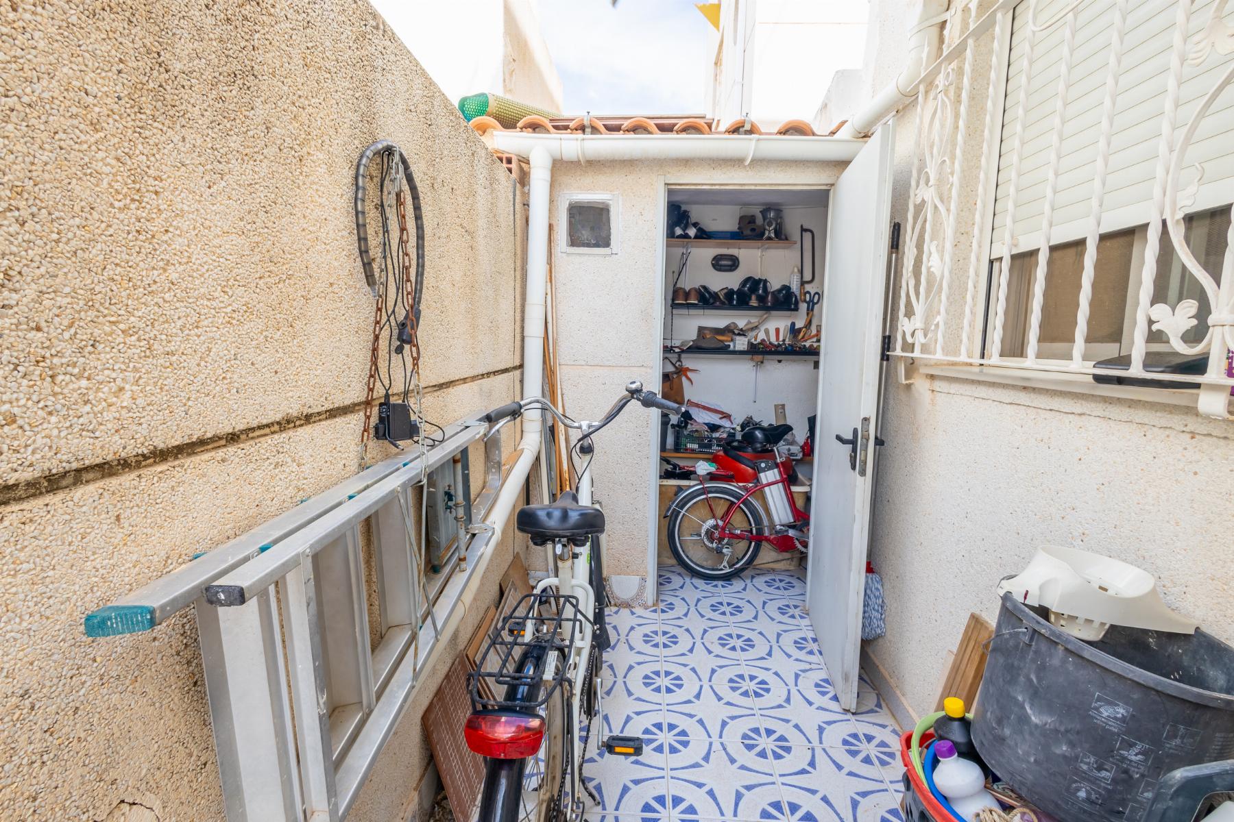 Resale - 4 Bedroom 2 Bathroom Chalet in Torrevieja - torreta III - Alicante Resale - 4 Bedroom 2 Bathroom Chalet in Torrevieja - torreta III - Alicante