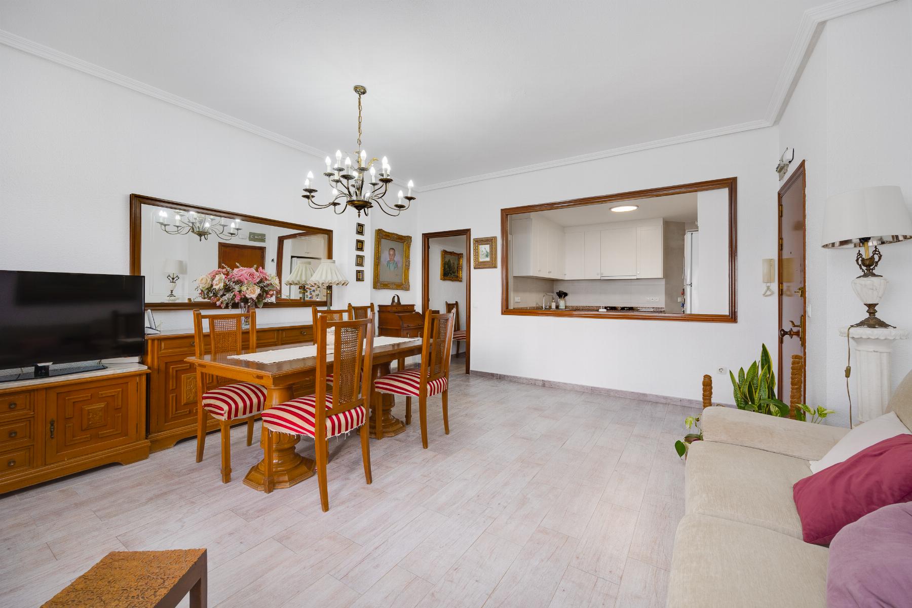 Resale - 4 Bedroom 2 Bathroom Apartamento in Torrevieja - Piscinas naturales - Alicante Resale - 4 Bedroom 2 Bathroom Apartamento in Torrevieja - Piscinas naturales - Alicante