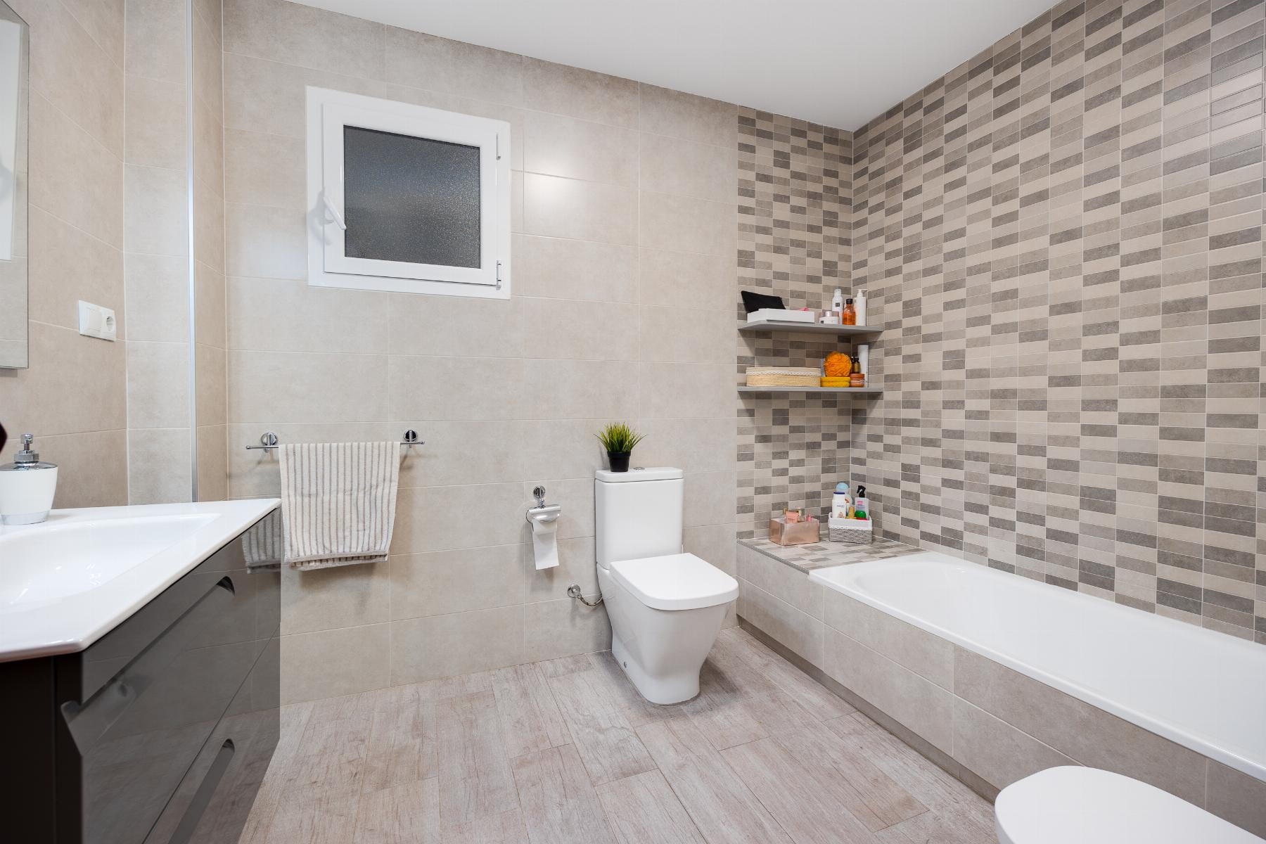 Resale - 4 Bedroom 2 Bathroom Apartamento in Torrevieja - Piscinas naturales - Alicante Resale - 4 Bedroom 2 Bathroom Apartamento in Torrevieja - Piscinas naturales - Alicante