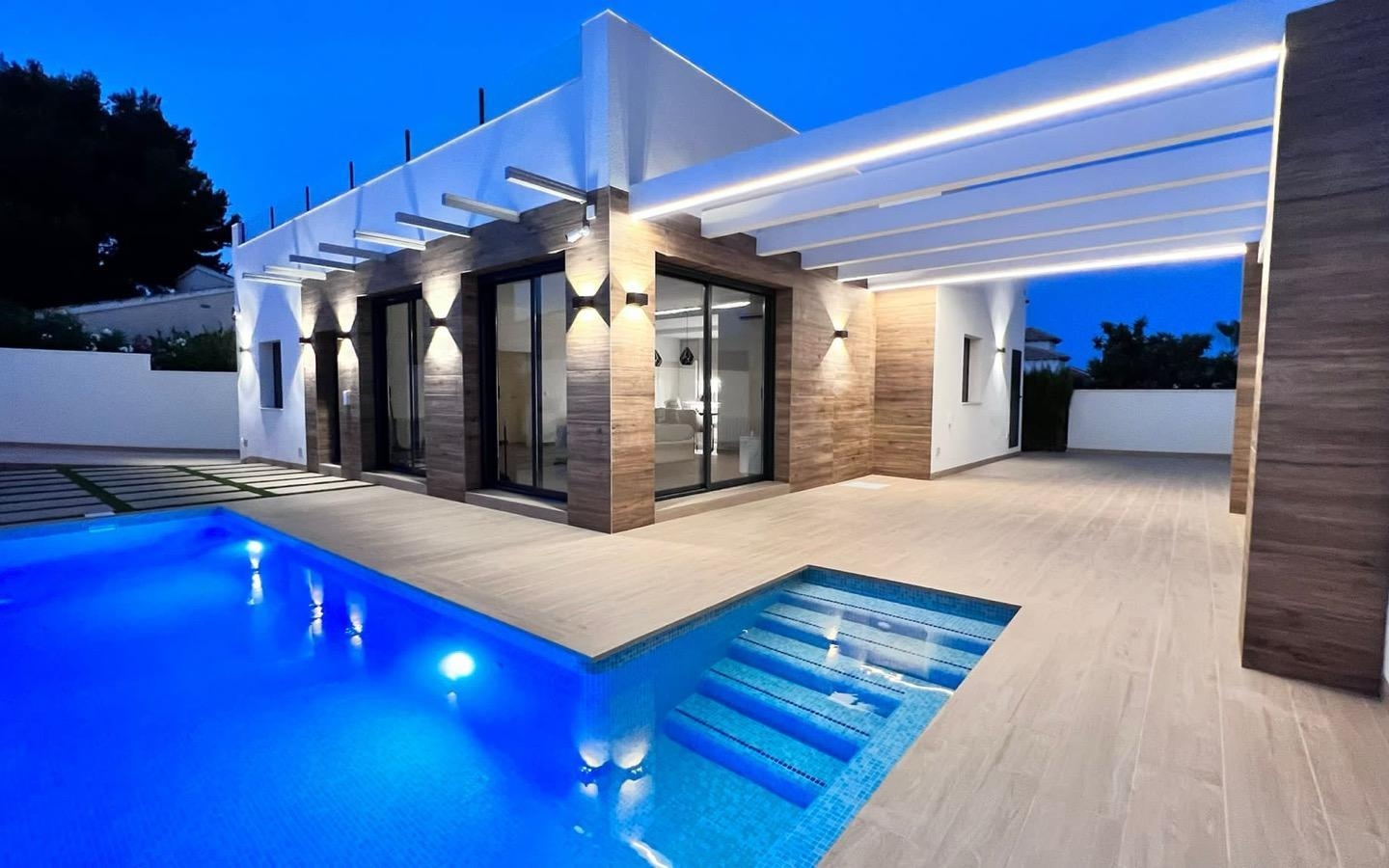 3 Bedroom 3 Bathroom Chalet in Orihuela Costa