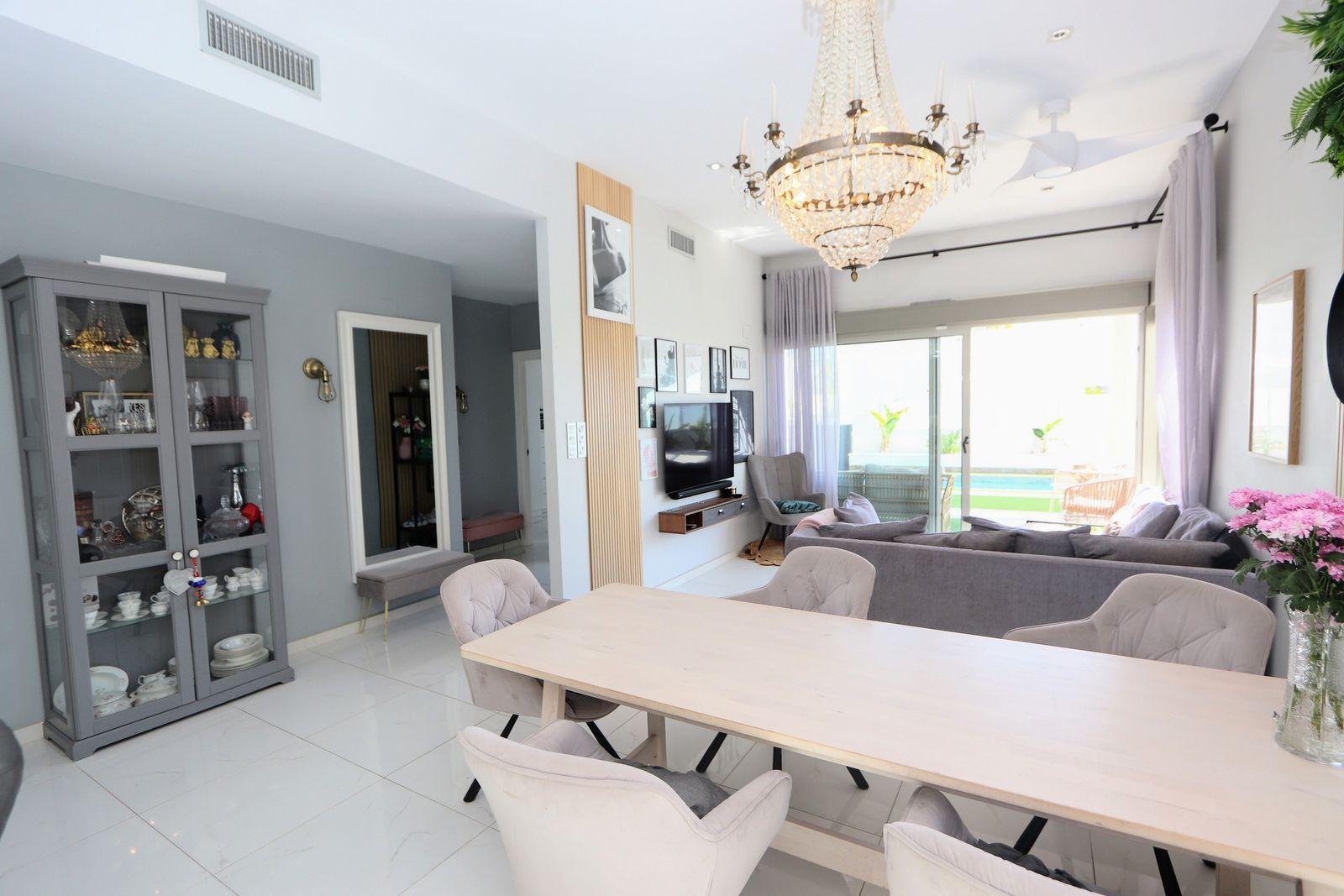 Resale - 5 Bedroom 4 Bathroom Chalet in Orihuela Costa - Villamartin - Alicante Resale - 5 Bedroom 4 Bathroom Chalet in Orihuela Costa - Villamartin - Alicante