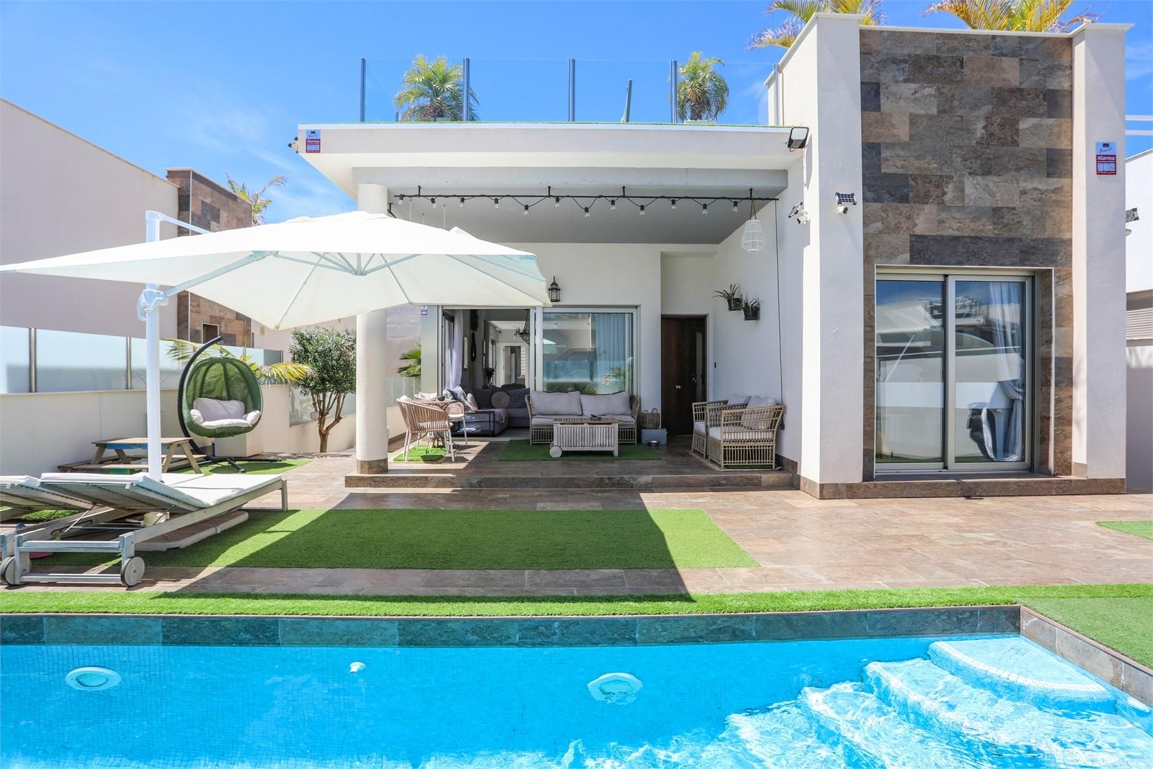 Resale - 5 Bedroom 4 Bathroom Chalet in Orihuela Costa - Villamartin - Alicante Resale - 5 Bedroom 4 Bathroom Chalet in Orihuela Costa - Villamartin - Alicante