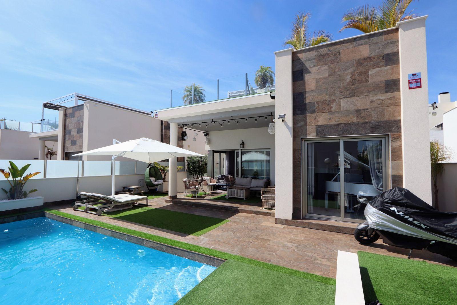 Resale - 5 Bedroom 4 Bathroom Chalet in Orihuela Costa - Villamartin - Alicante Resale - 5 Bedroom 4 Bathroom Chalet in Orihuela Costa - Villamartin - Alicante