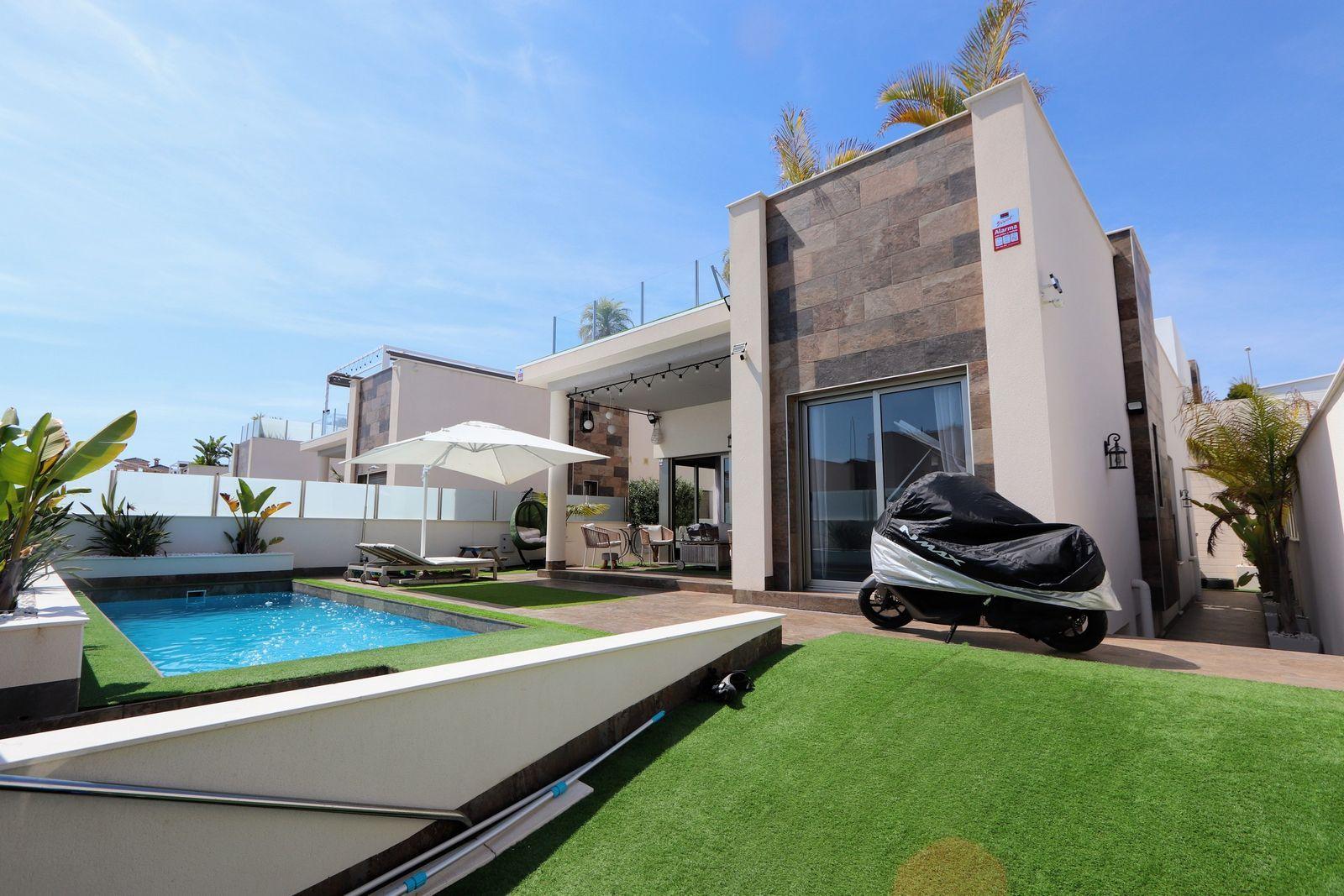 Resale - 5 Bedroom 4 Bathroom Chalet in Orihuela Costa - Villamartin - Alicante Resale - 5 Bedroom 4 Bathroom Chalet in Orihuela Costa - Villamartin - Alicante