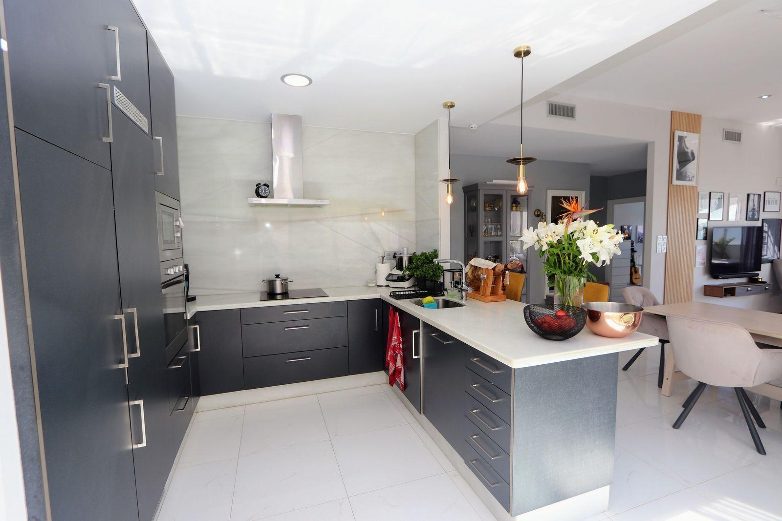 Resale - 5 Bedroom 4 Bathroom Chalet in Orihuela Costa - Villamartin - Alicante Resale - 5 Bedroom 4 Bathroom Chalet in Orihuela Costa - Villamartin - Alicante