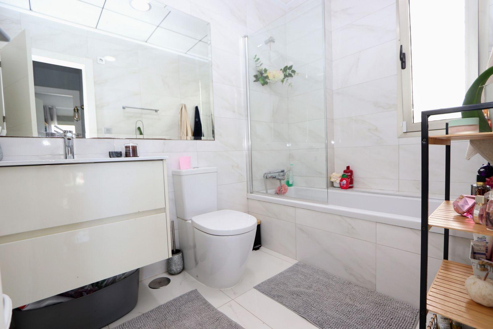 Resale - 5 Bedroom 4 Bathroom Chalet in Orihuela Costa - Villamartin - Alicante Resale - 5 Bedroom 4 Bathroom Chalet in Orihuela Costa - Villamartin - Alicante