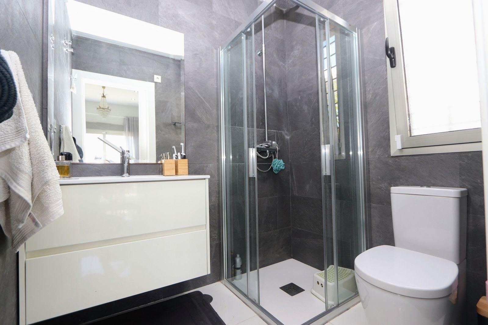 Resale - 5 Bedroom 4 Bathroom Chalet in Orihuela Costa - Villamartin - Alicante Resale - 5 Bedroom 4 Bathroom Chalet in Orihuela Costa - Villamartin - Alicante