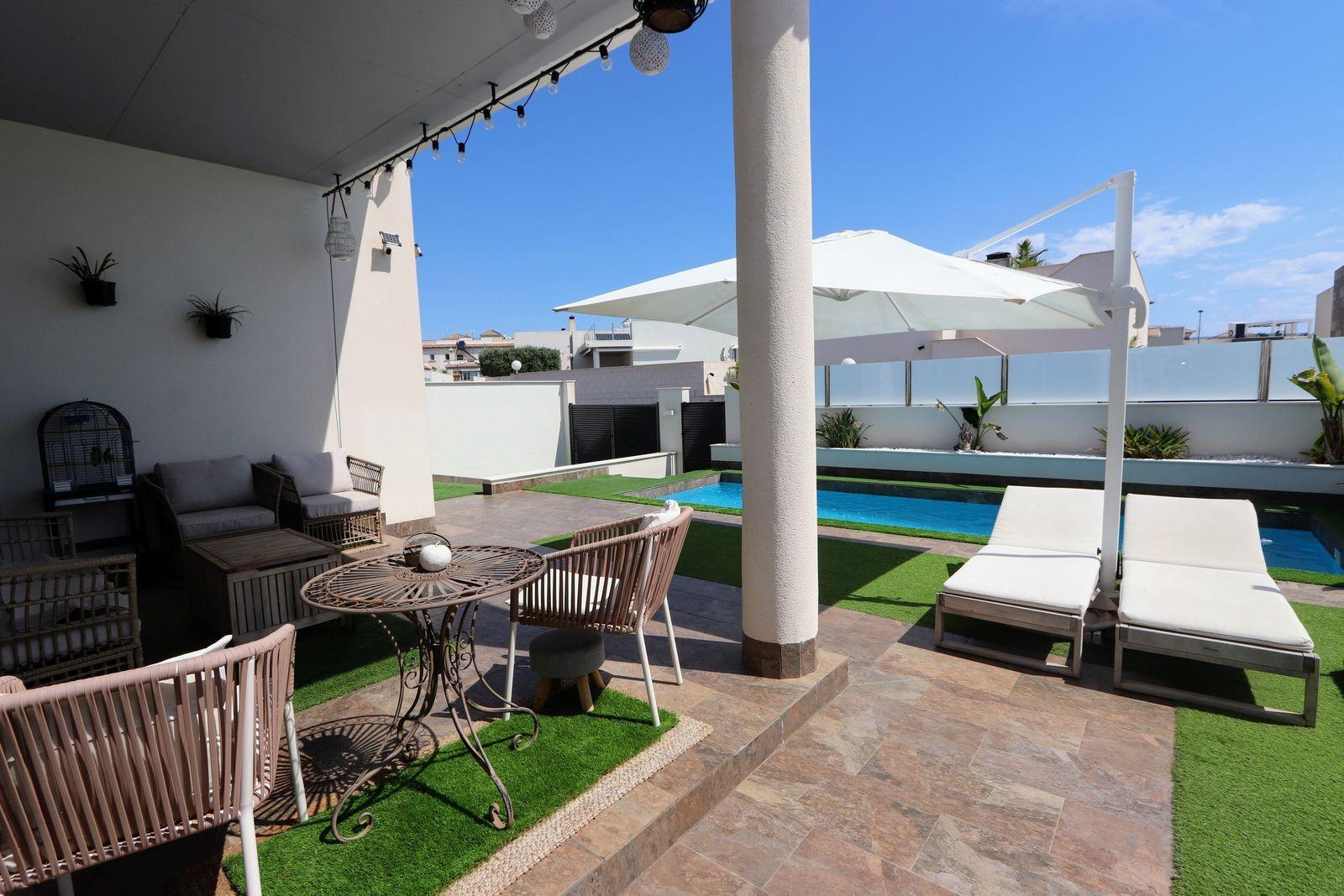 Resale - 5 Bedroom 4 Bathroom Chalet in Orihuela Costa - Villamartin - Alicante Resale - 5 Bedroom 4 Bathroom Chalet in Orihuela Costa - Villamartin - Alicante