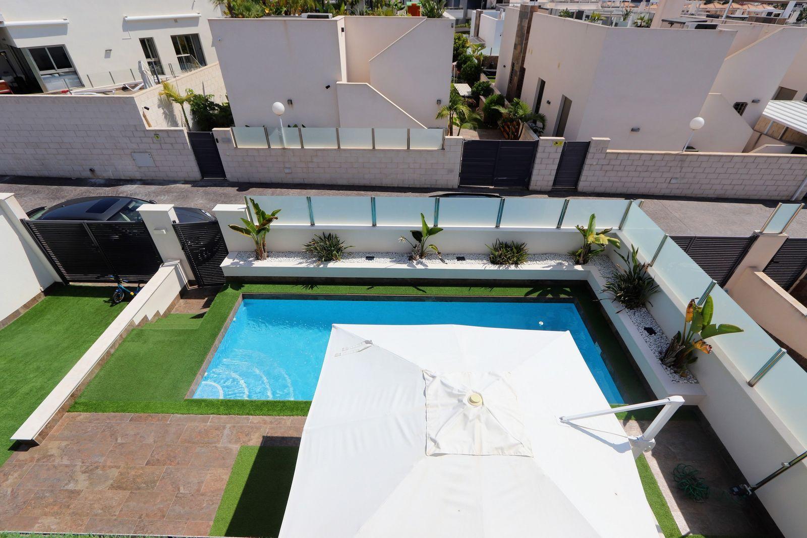 Resale - 5 Bedroom 4 Bathroom Chalet in Orihuela Costa - Villamartin - Alicante Resale - 5 Bedroom 4 Bathroom Chalet in Orihuela Costa - Villamartin - Alicante