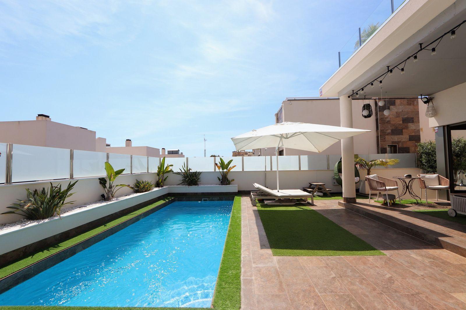 Resale - 5 Bedroom 4 Bathroom Chalet in Orihuela Costa - Villamartin - Alicante Resale - 5 Bedroom 4 Bathroom Chalet in Orihuela Costa - Villamartin - Alicante