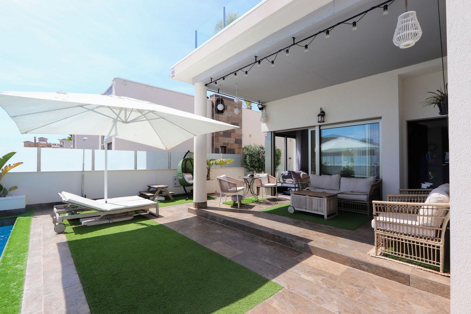 Resale - 5 Bedroom 4 Bathroom Chalet in Orihuela Costa - Villamartin - Alicante Resale - 5 Bedroom 4 Bathroom Chalet in Orihuela Costa - Villamartin - Alicante
