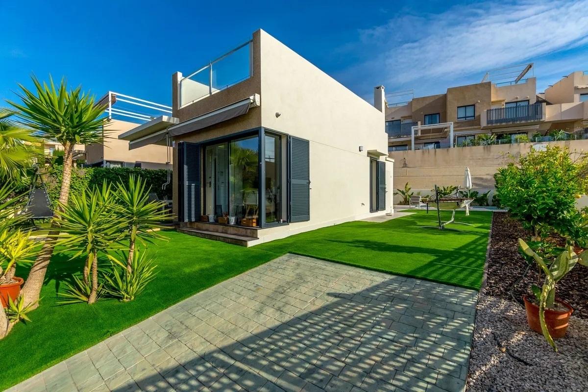 Resale - 3 Bedroom 2 Bathroom Chalet in Orihuela Costa - La Zenia - Alicante Resale - 3 Bedroom 2 Bathroom Chalet in Orihuela Costa - La Zenia - Alicante