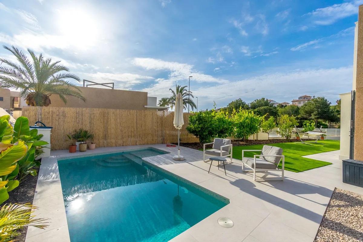 Resale - 3 Bedroom 2 Bathroom Chalet in Orihuela Costa - La Zenia - Alicante Resale - 3 Bedroom 2 Bathroom Chalet in Orihuela Costa - La Zenia - Alicante