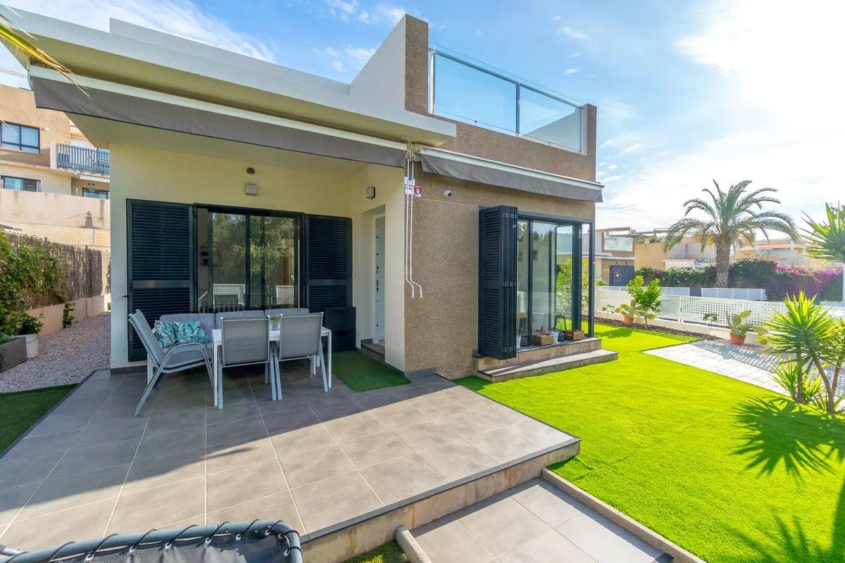 Resale - 3 Bedroom 2 Bathroom Chalet in Orihuela Costa - La Zenia - Alicante Resale - 3 Bedroom 2 Bathroom Chalet in Orihuela Costa - La Zenia - Alicante