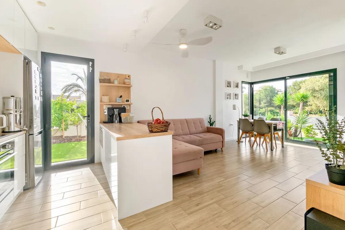 Resale - 3 Bedroom 2 Bathroom Chalet in Orihuela Costa - La Zenia - Alicante Resale - 3 Bedroom 2 Bathroom Chalet in Orihuela Costa - La Zenia - Alicante