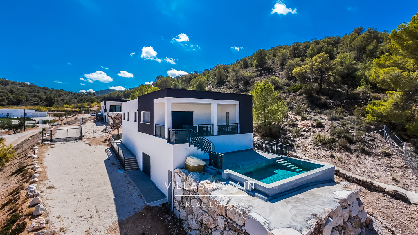 Resale - 3 bedroom 2 bathroom build villa with pool and garage - camino del Prado - Alicante Resale - 3 bedroom 2 bathroom build villa with pool and garage - camino del Prado - Alicante