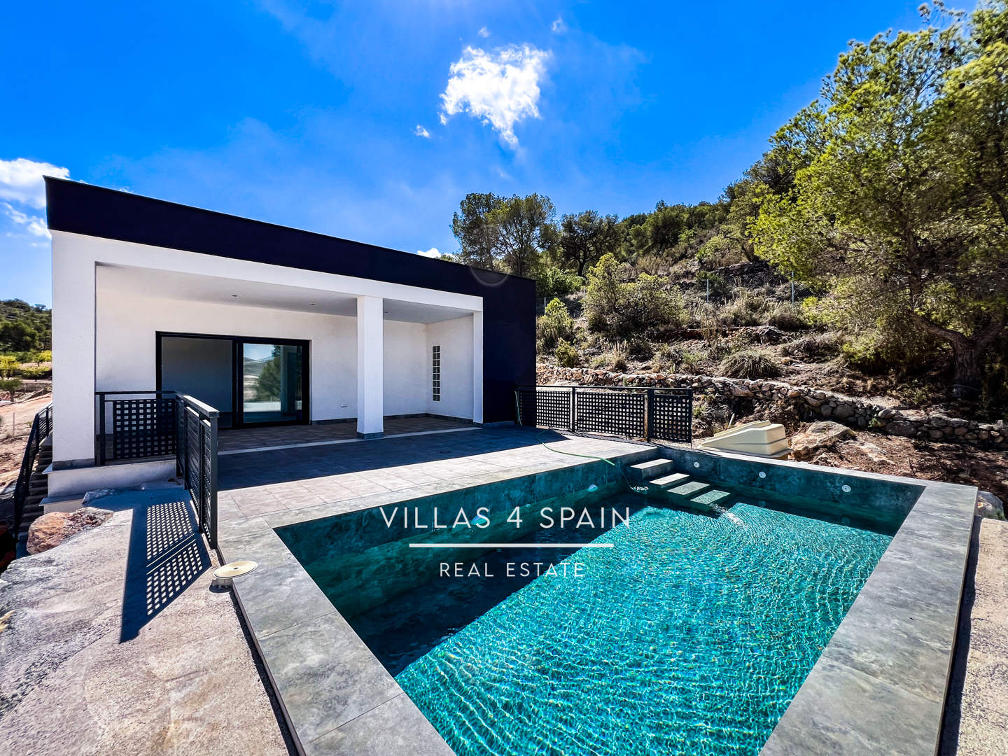 Resale - 3 bedroom 2 bathroom build villa with pool and garage - camino del Prado - Alicante Resale - 3 bedroom 2 bathroom build villa with pool and garage - camino del Prado - Alicante