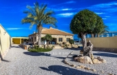 XV4S2776, 3/4 Bedroom 3 Bathroom Villa with Private Pool, Large Plot and Garage 