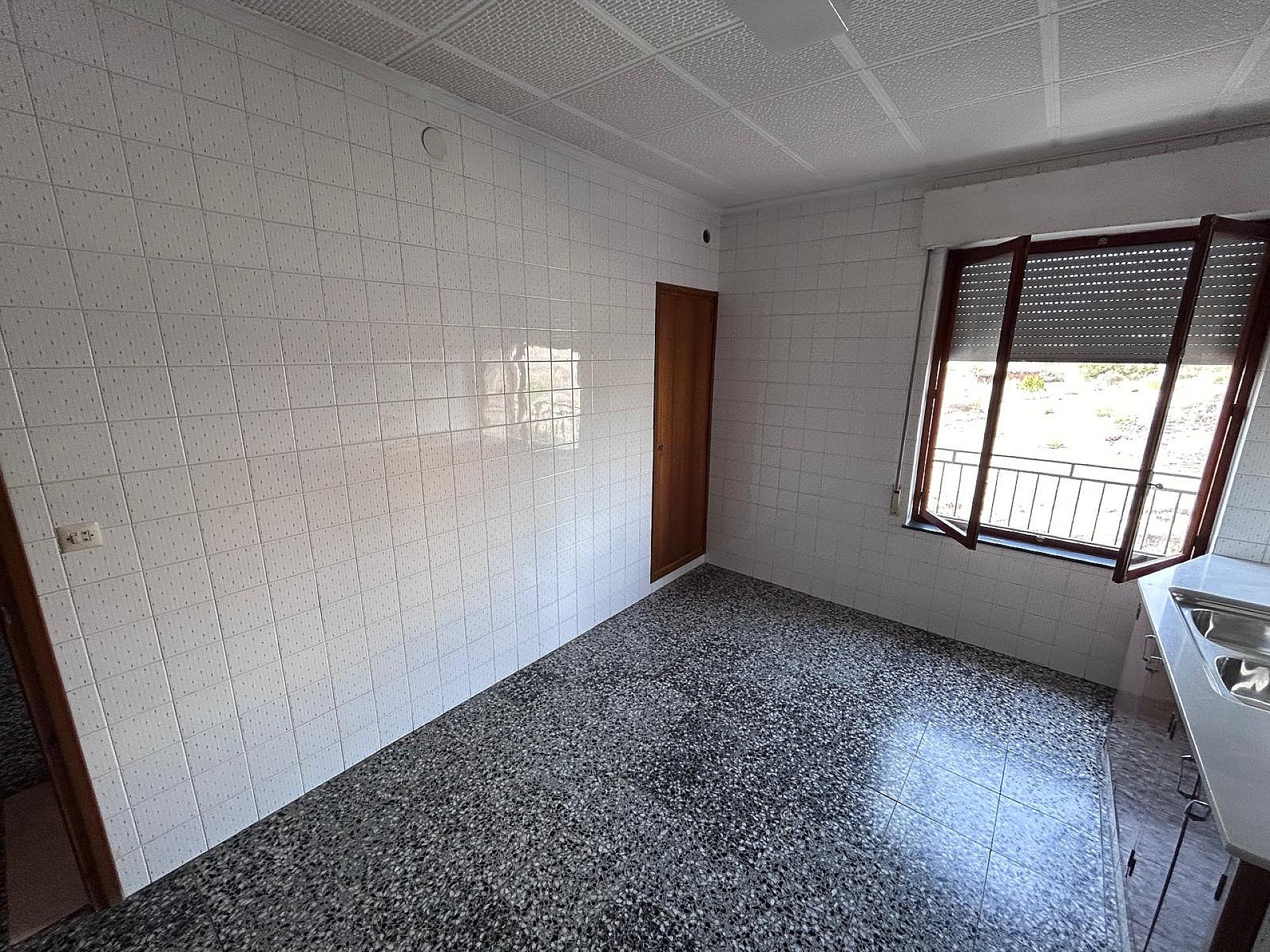 Resale - 6 Bedroom 2 Bathroom Villa in Monovar - - Alicante Resale - 6 Bedroom 2 Bathroom Villa in Monovar - - Alicante