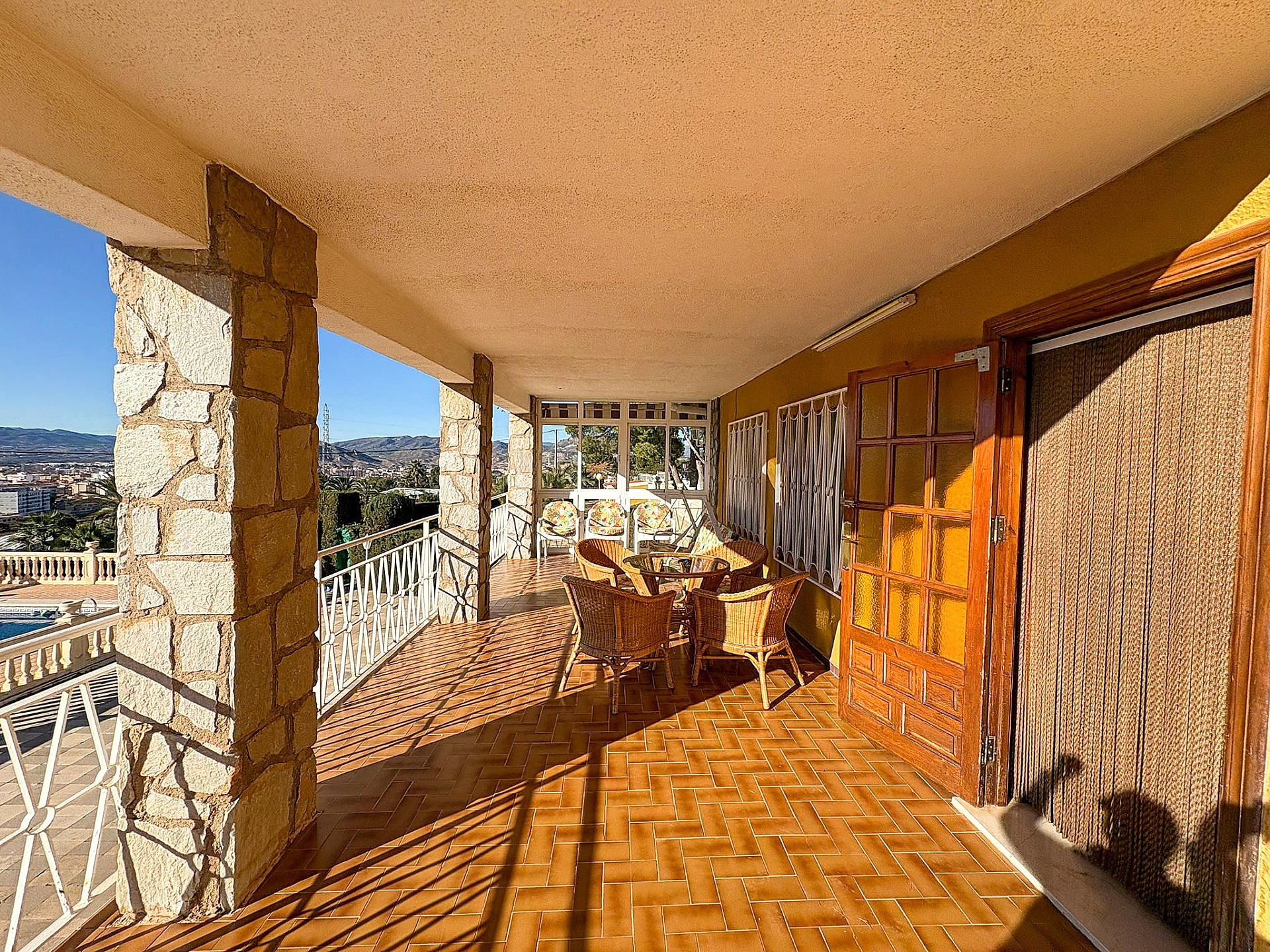 Resale - 4 Bedroom 2 Bathroom Villa in Petrer - - Alicante Resale - 4 Bedroom 2 Bathroom Villa in Petrer - - Alicante