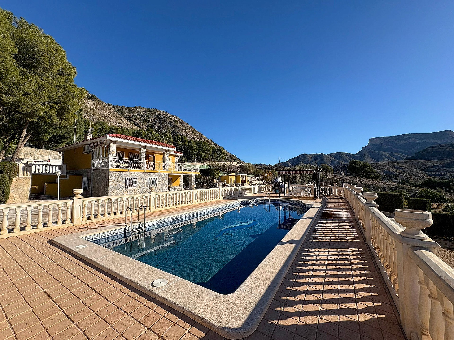 Resale - 4 Bedroom 2 Bathroom Villa in Petrer - - Alicante Resale - 4 Bedroom 2 Bathroom Villa in Petrer - - Alicante