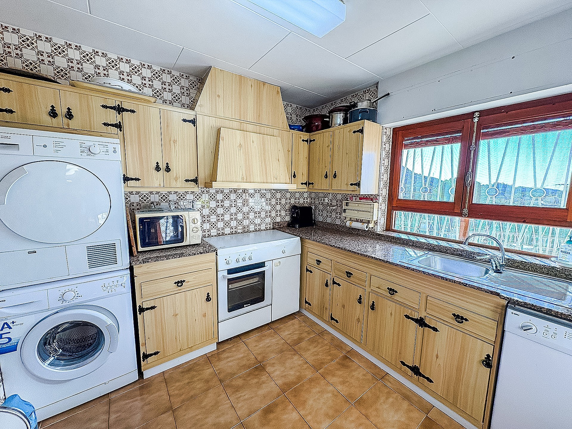 Resale - 4 Bedroom 2 Bathroom Villa in Petrer - - Alicante Resale - 4 Bedroom 2 Bathroom Villa in Petrer - - Alicante