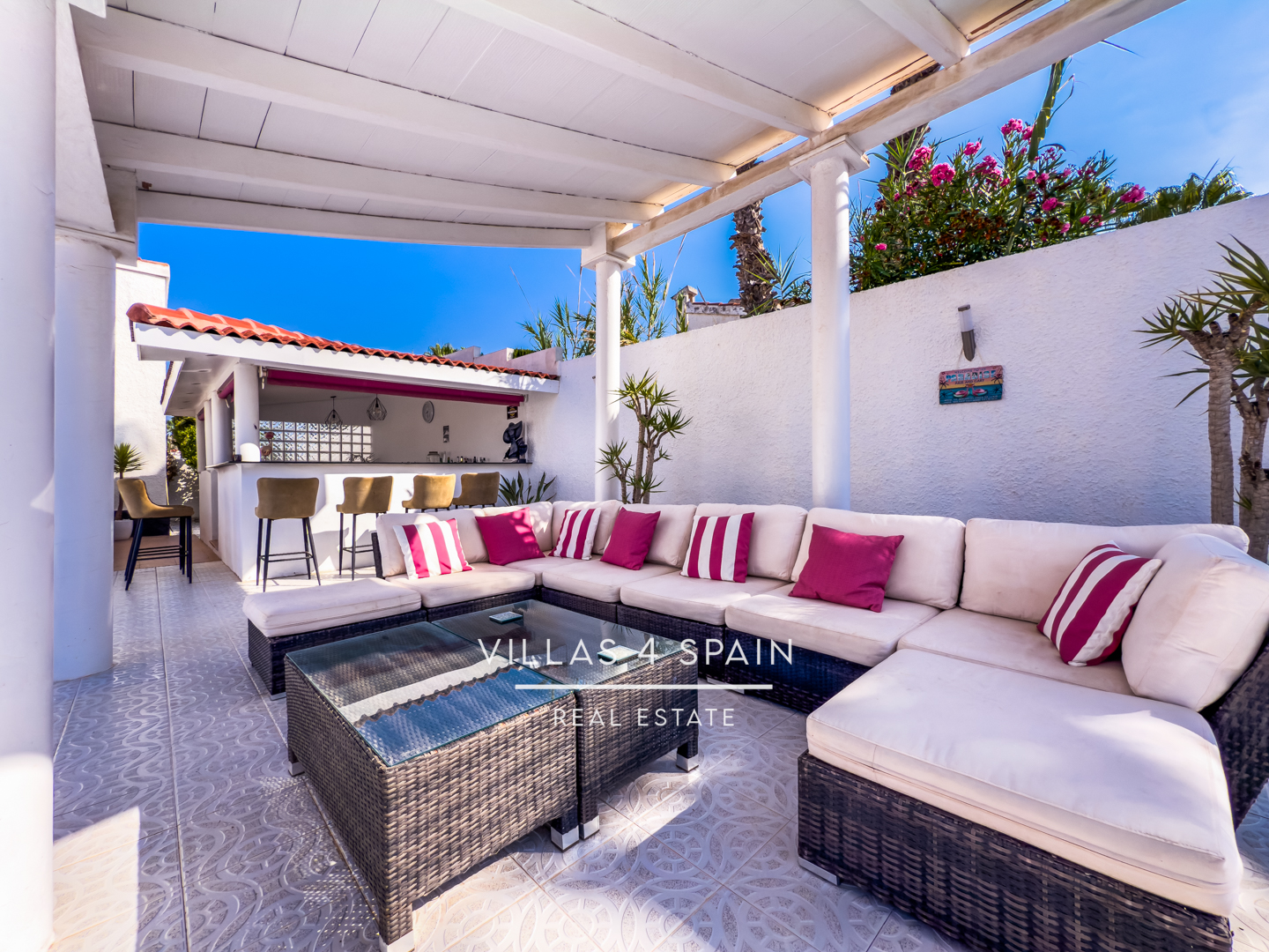 Resale - 4 Bed 4 Bath Villa with Private Pool and Garage Parking in Ciudad Quesada - CALLE PICASSO - Alicante Resale - 4 Bed 4 Bath Villa with Private Pool and Garage Parking in Ciudad Quesada - CALLE PICASSO - Alicante
