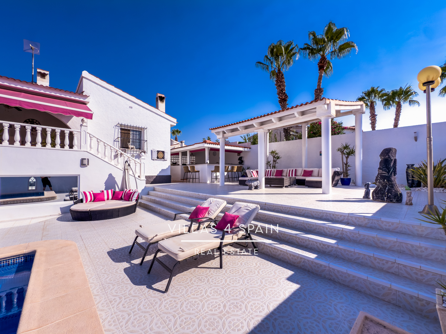 Resale - 4 Bed 4 Bath Villa with Private Pool and Garage Parking in Ciudad Quesada - CALLE PICASSO - Alicante Resale - 4 Bed 4 Bath Villa with Private Pool and Garage Parking in Ciudad Quesada - CALLE PICASSO - Alicante