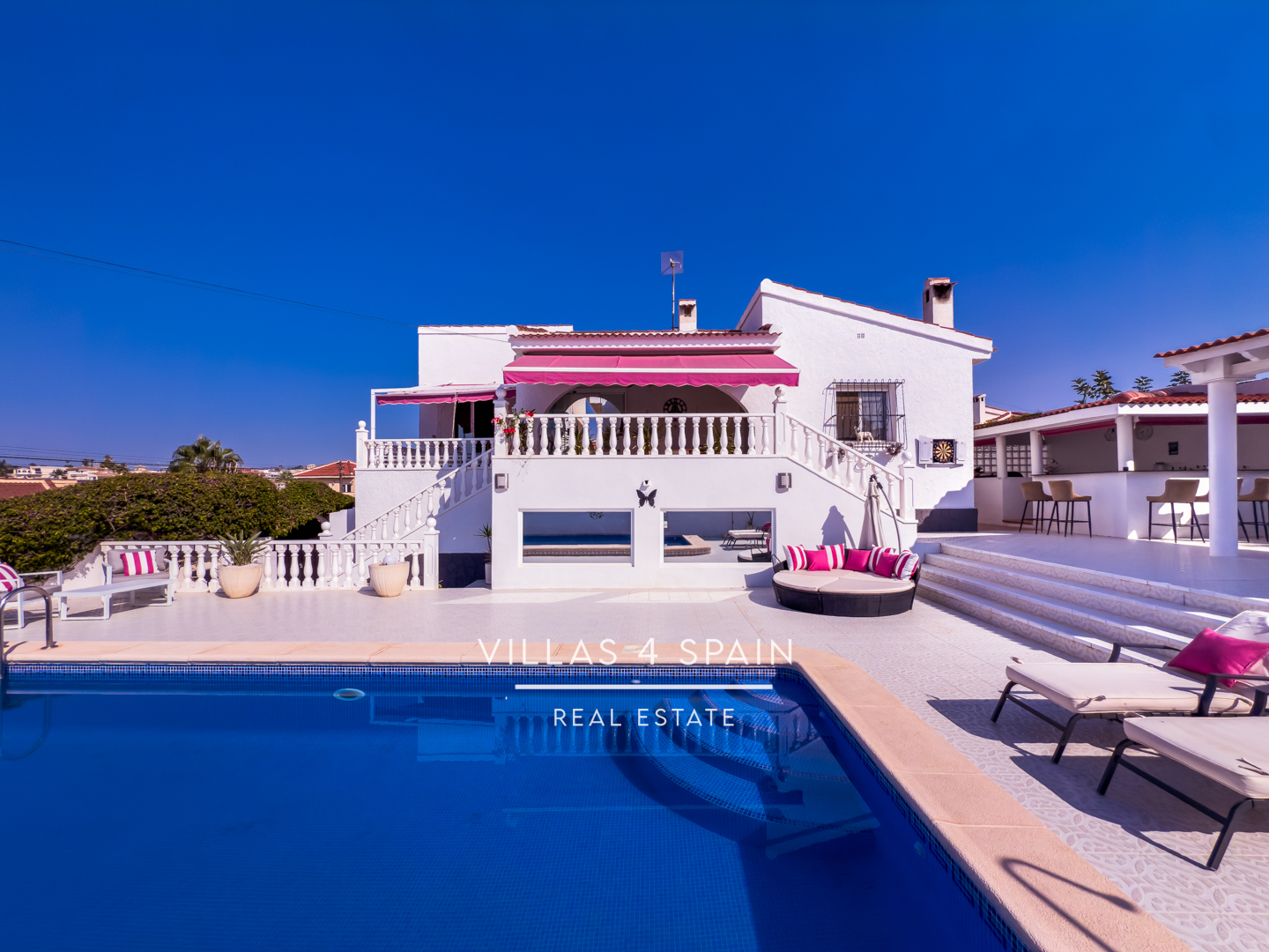Resale - 4 Bed 4 Bath Villa with Private Pool and Garage Parking in Ciudad Quesada - CALLE PICASSO - Alicante Resale - 4 Bed 4 Bath Villa with Private Pool and Garage Parking in Ciudad Quesada - CALLE PICASSO - Alicante