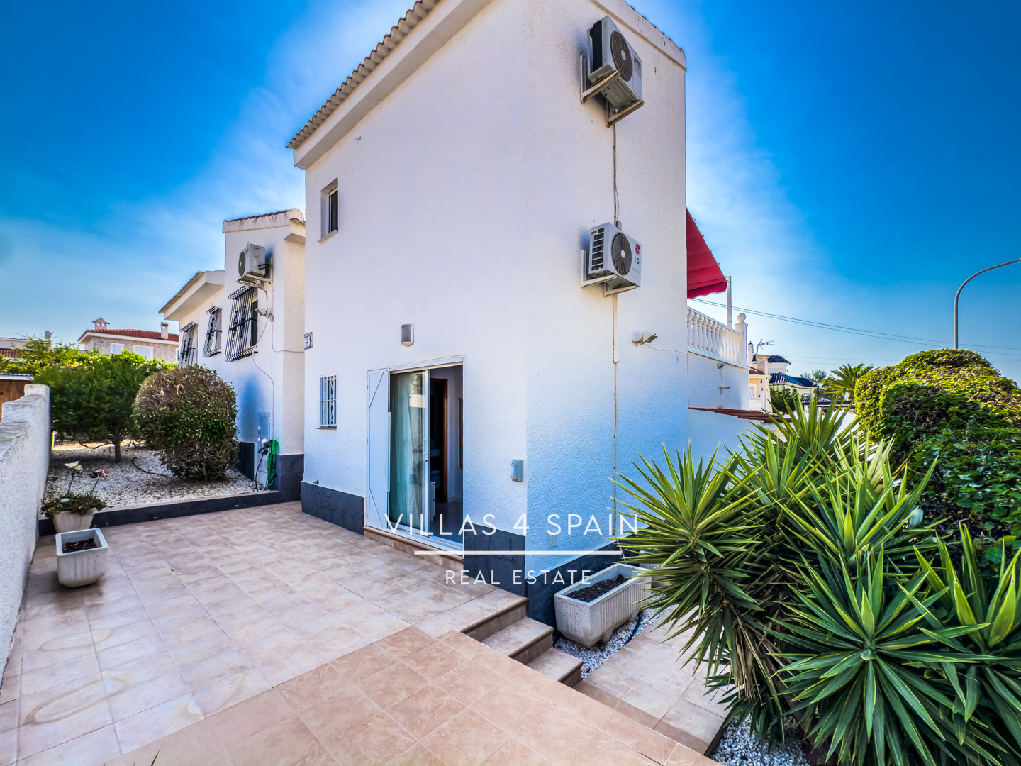 Resale - 4 Bed 4 Bath Villa with Private Pool and Garage Parking in Ciudad Quesada - CALLE PICASSO - Alicante Resale - 4 Bed 4 Bath Villa with Private Pool and Garage Parking in Ciudad Quesada - CALLE PICASSO - Alicante