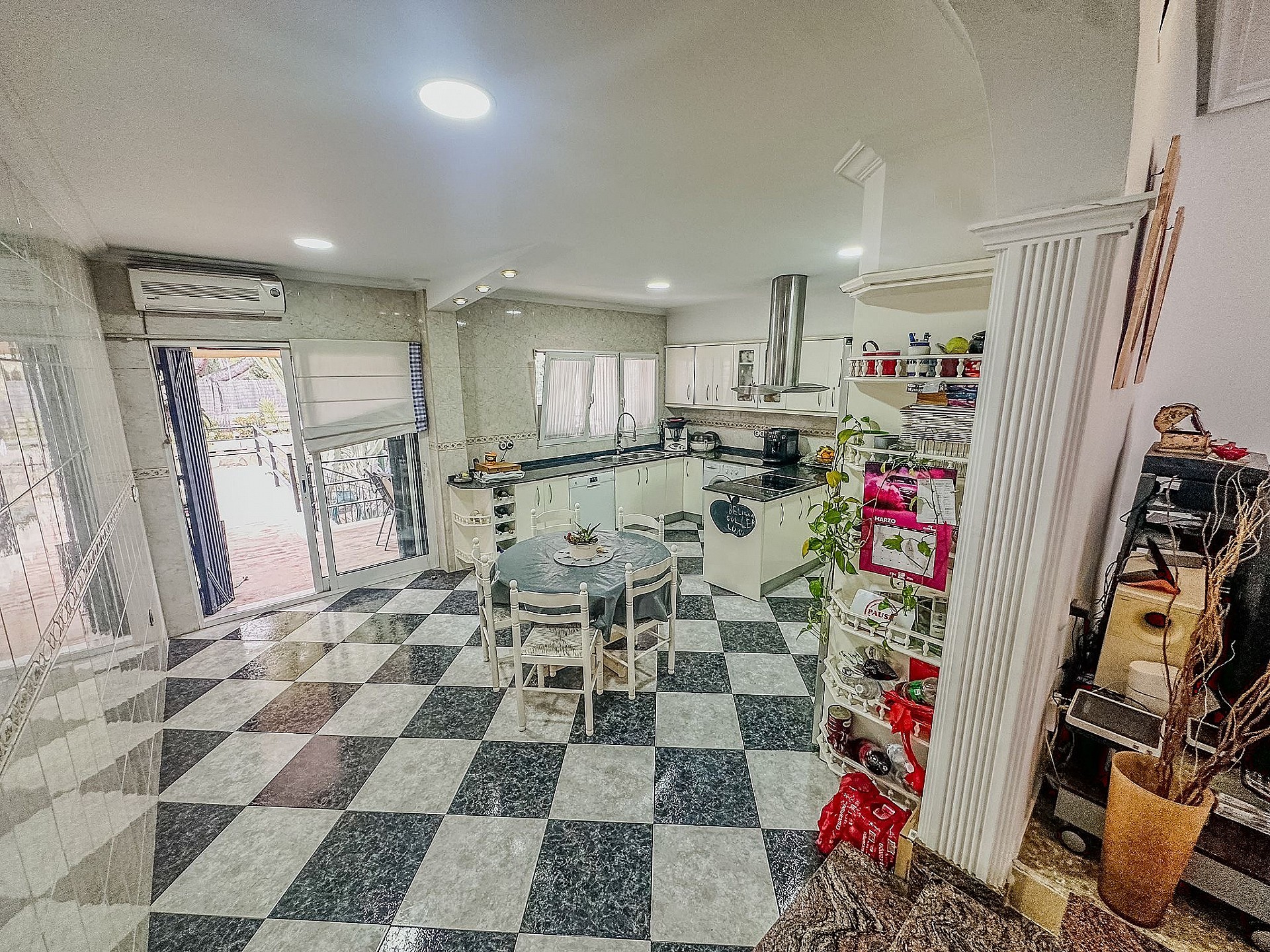Resale - 6 Bedroom 4 Bathroom Villa in Mutxamel - - Alicante Resale - 6 Bedroom 4 Bathroom Villa in Mutxamel - - Alicante