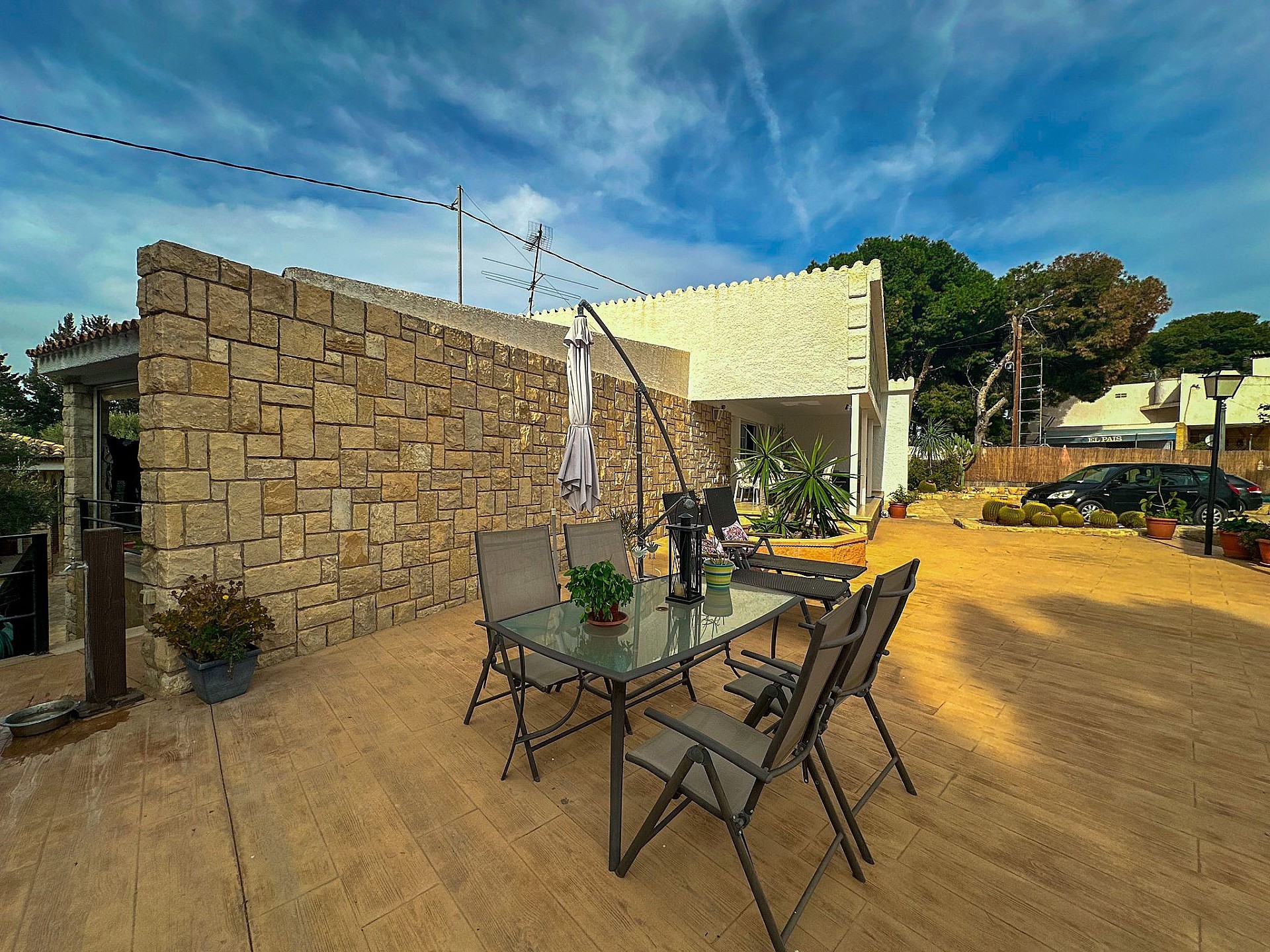 Resale - 6 Bedroom 4 Bathroom Villa in Mutxamel - - Alicante Resale - 6 Bedroom 4 Bathroom Villa in Mutxamel - - Alicante
