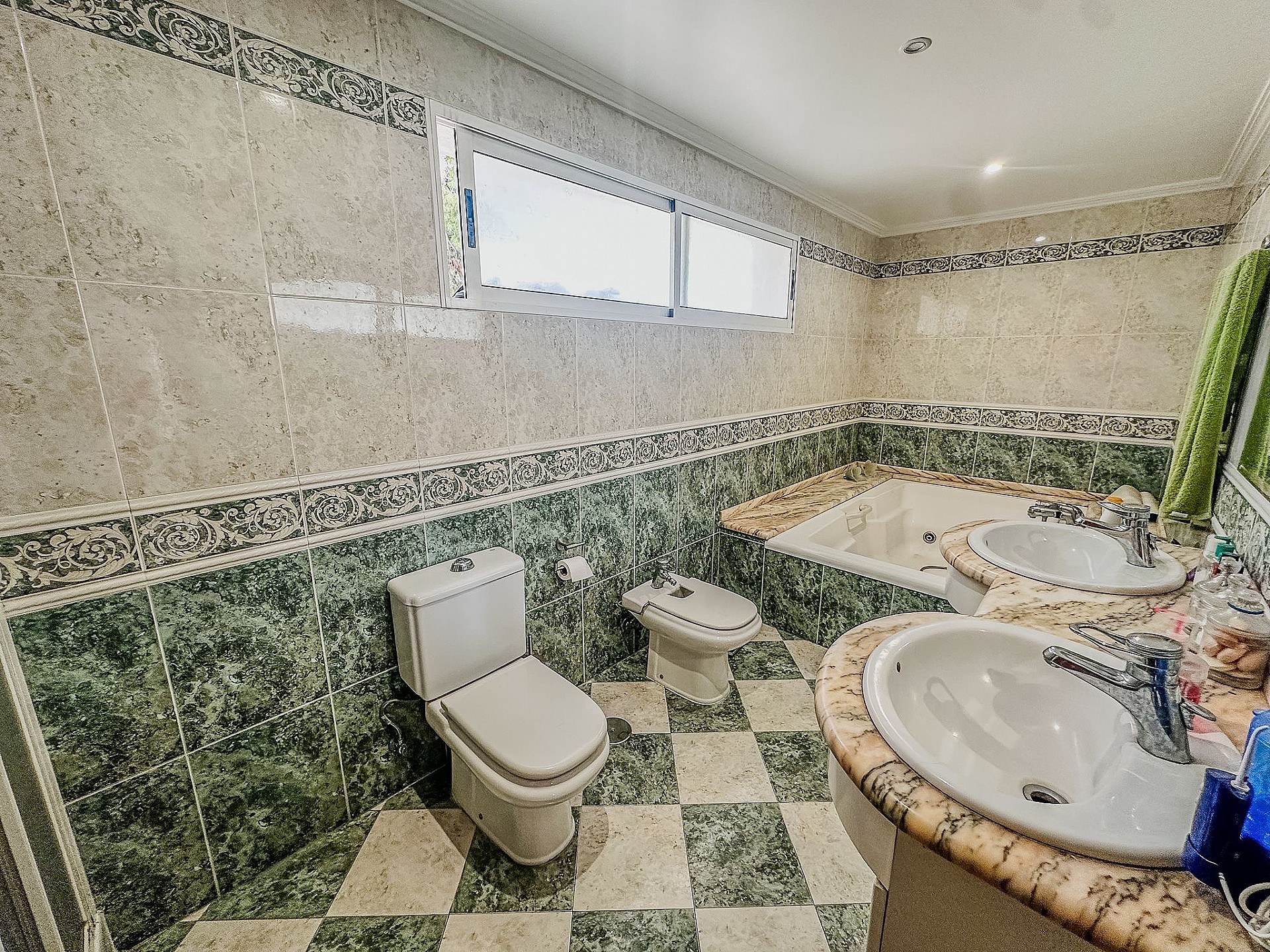 Resale - 6 Bedroom 4 Bathroom Villa in Mutxamel - - Alicante Resale - 6 Bedroom 4 Bathroom Villa in Mutxamel - - Alicante