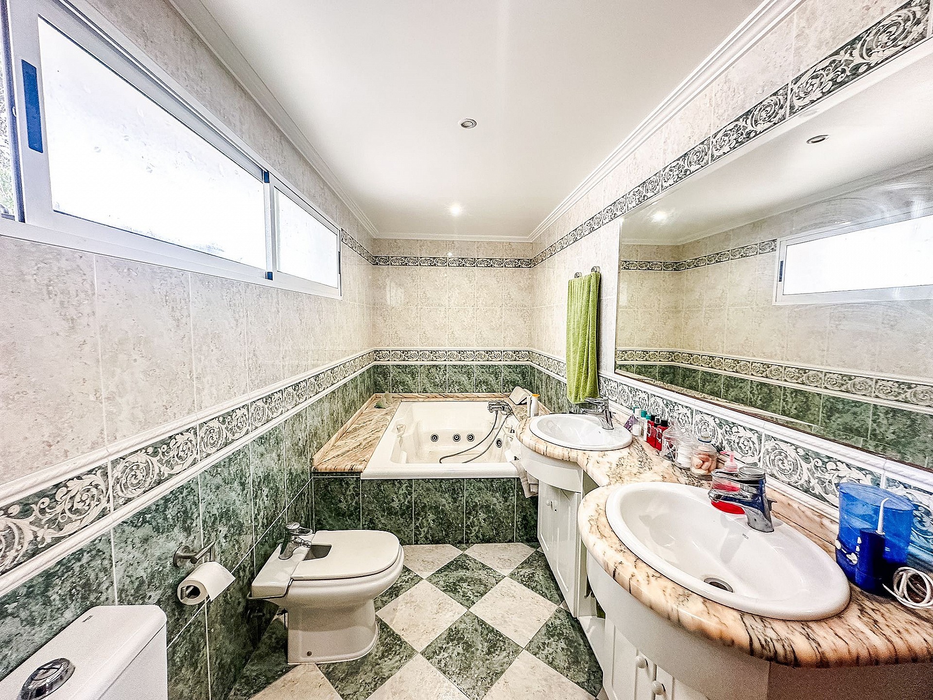 Resale - 6 Bedroom 4 Bathroom Villa in Mutxamel - - Alicante Resale - 6 Bedroom 4 Bathroom Villa in Mutxamel - - Alicante