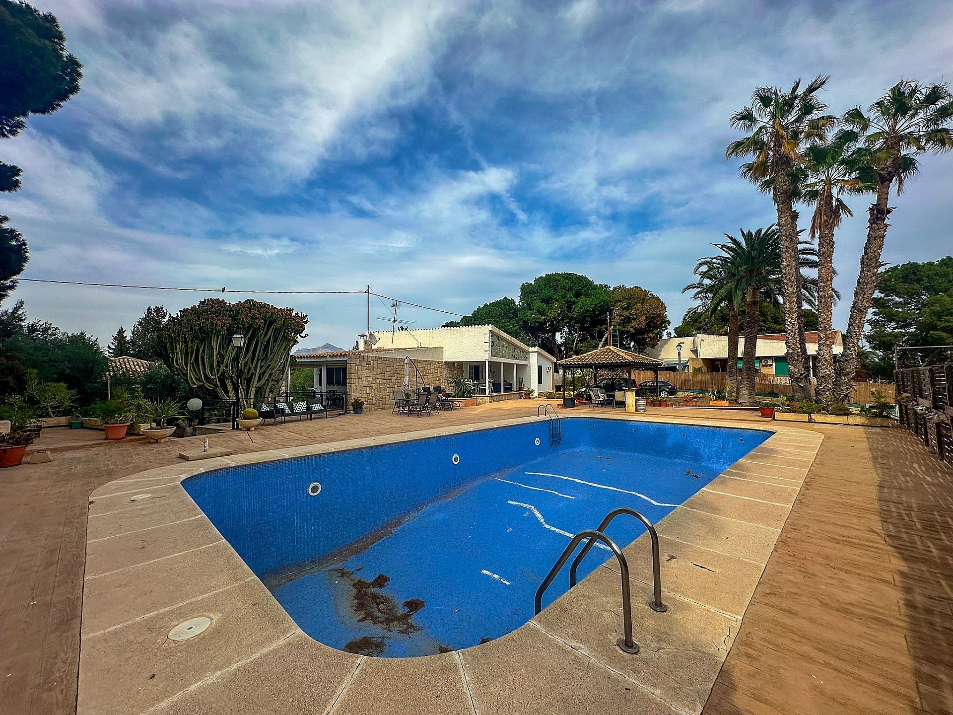Resale - 6 Bedroom 4 Bathroom Villa in Mutxamel - - Alicante Resale - 6 Bedroom 4 Bathroom Villa in Mutxamel - - Alicante