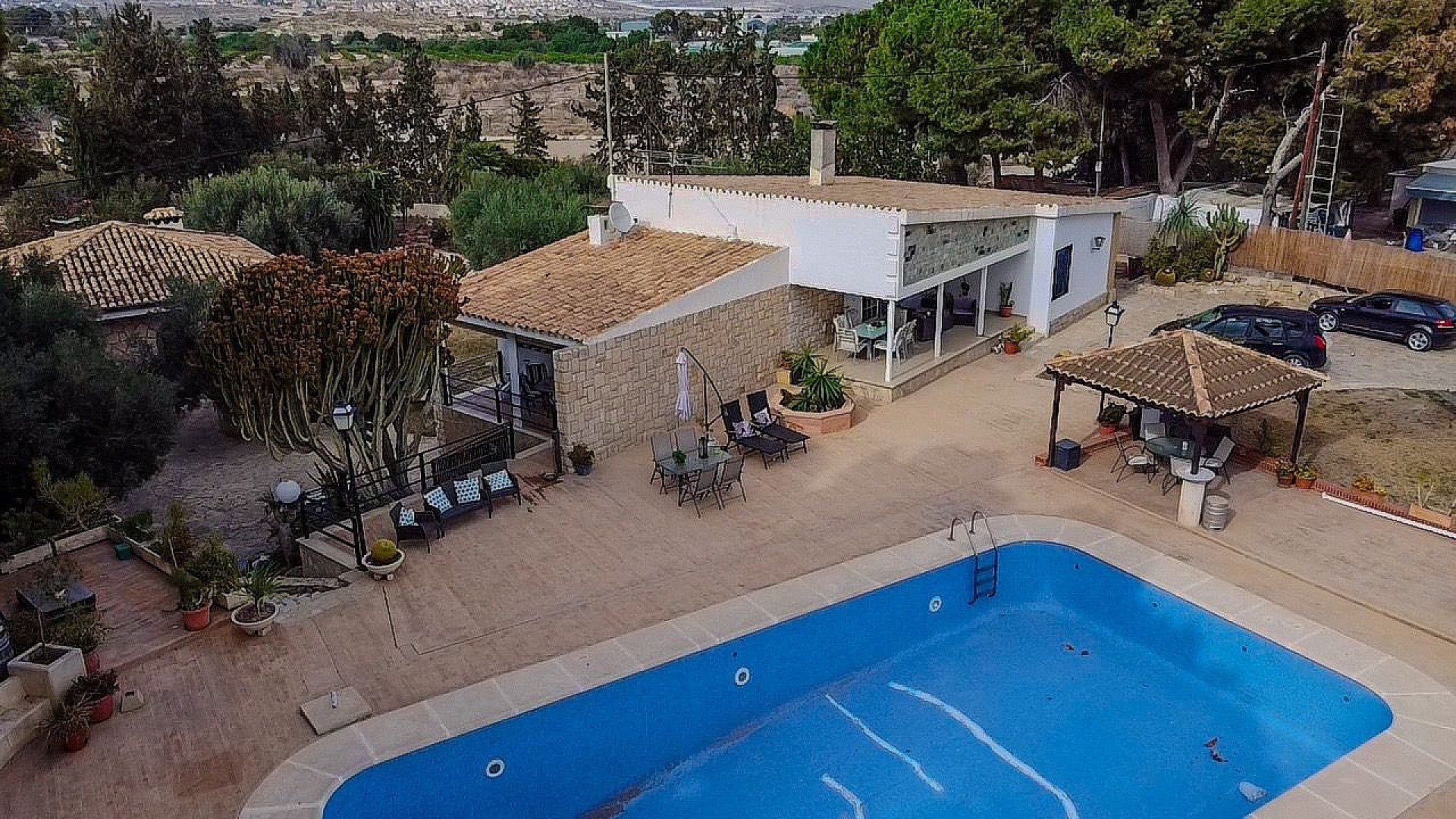Resale - 6 Bedroom 4 Bathroom Villa in Mutxamel - - Alicante Resale - 6 Bedroom 4 Bathroom Villa in Mutxamel - - Alicante