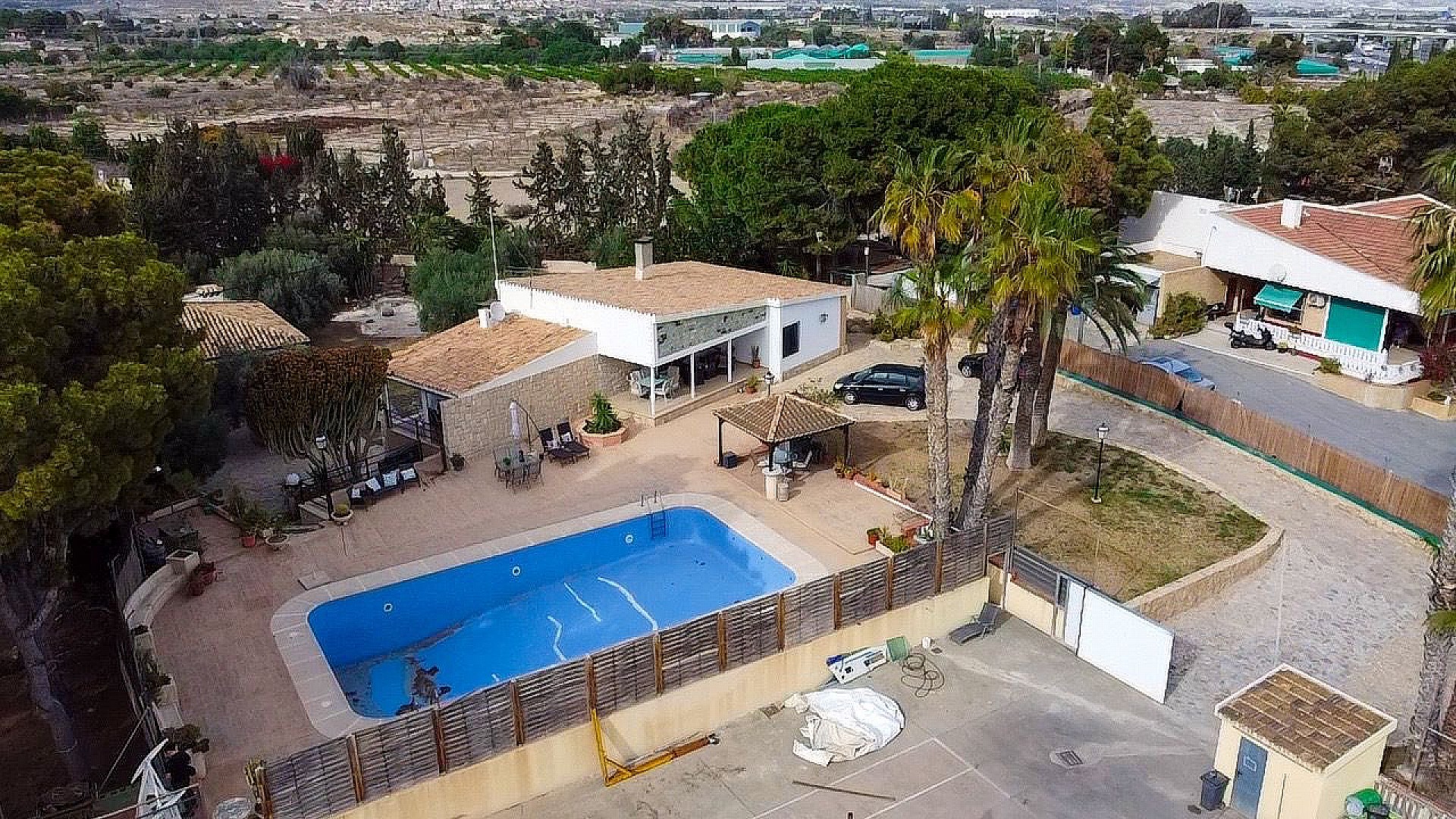 Resale - 6 Bedroom 4 Bathroom Villa in Mutxamel - - Alicante Resale - 6 Bedroom 4 Bathroom Villa in Mutxamel - - Alicante