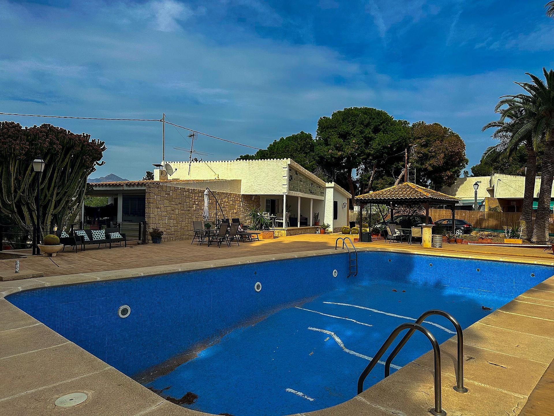 Resale - 6 Bedroom 4 Bathroom Villa in Mutxamel - - Alicante Resale - 6 Bedroom 4 Bathroom Villa in Mutxamel - - Alicante