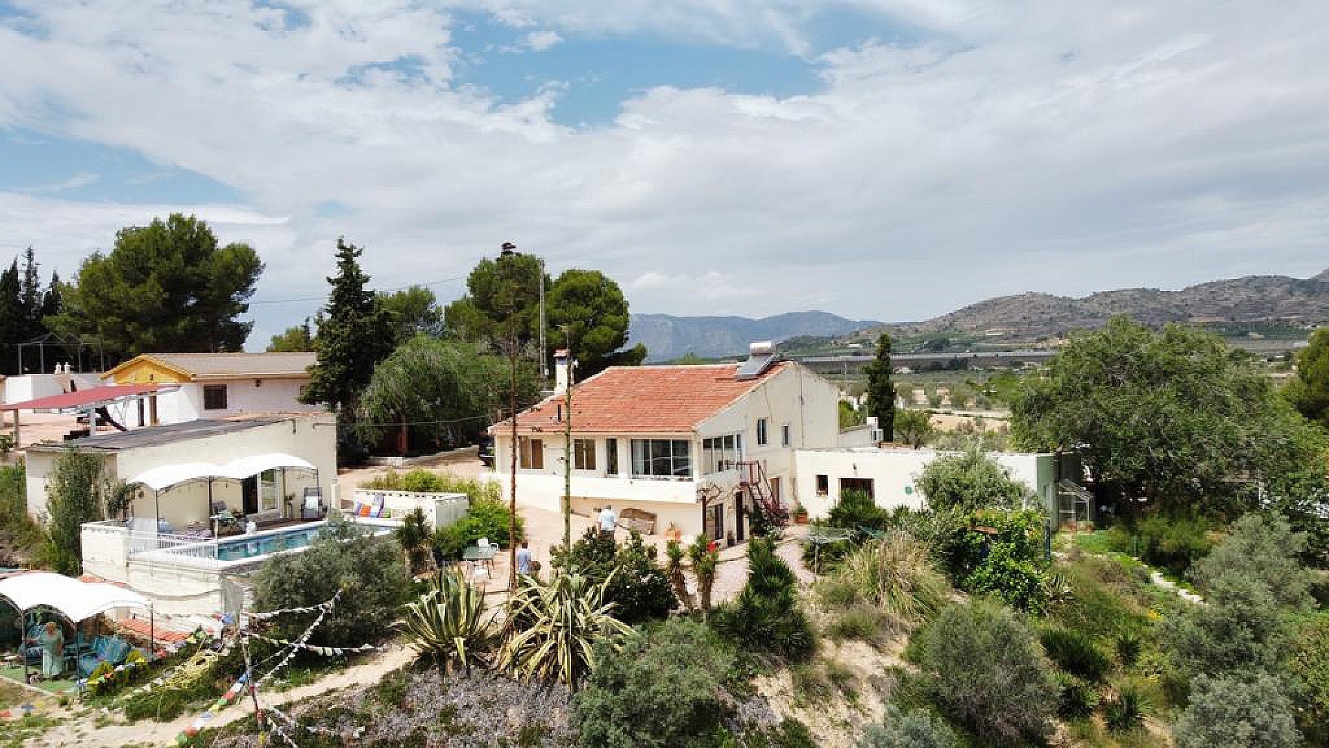 Resale - 5 Bedroom 2 Bathroom Villa in Sax - - Alicante Resale - 5 Bedroom 2 Bathroom Villa in Sax - - Alicante