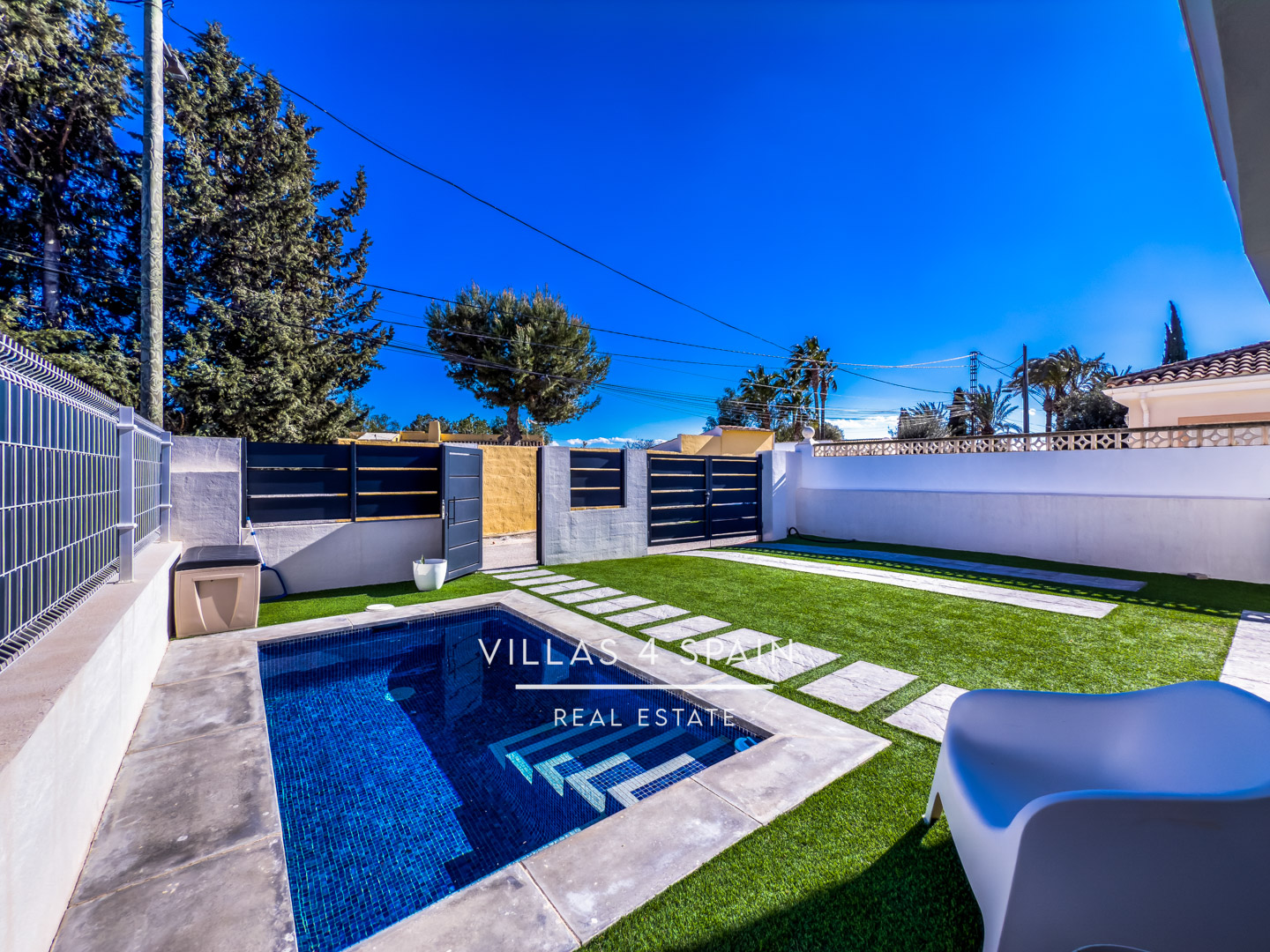 Resale - 2 Bedroom 2 Bathroom Corner Villa with Private Pool and parking - av. de la libertad - Murcia