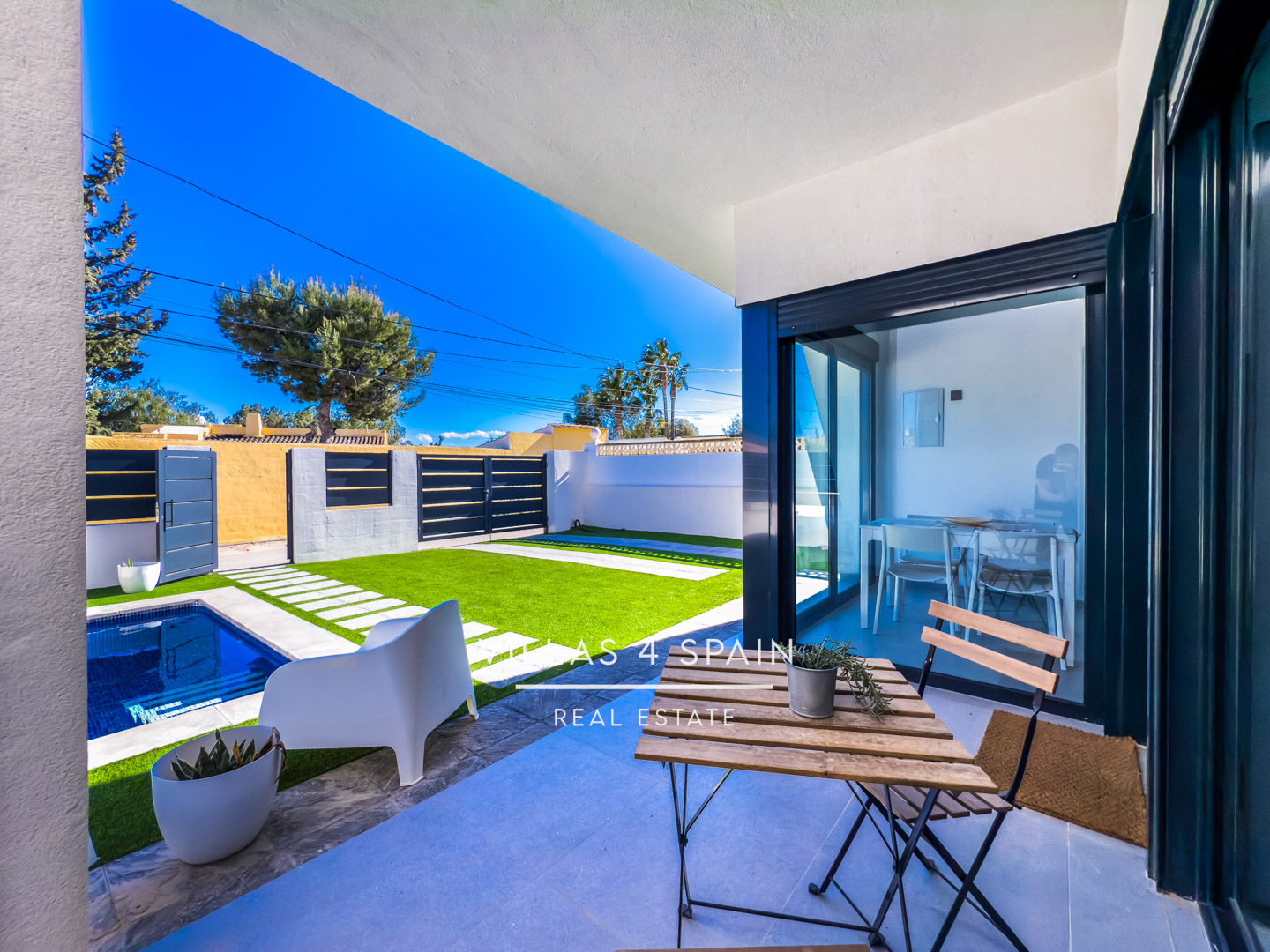 Resale - 2 Bedroom 2 Bathroom Corner Villa with Private Pool and parking - av. de la libertad - Murcia