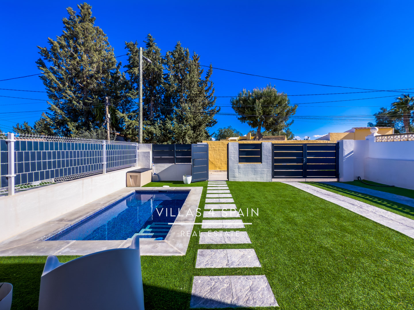 Resale - 2 Bedroom 2 Bathroom Corner Villa with Private Pool and parking - av. de la libertad - Murcia