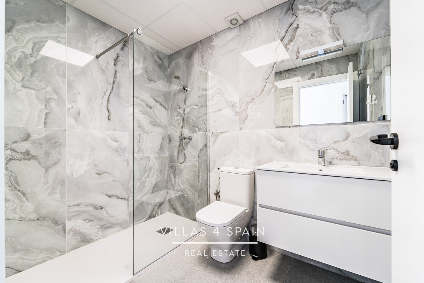Resale - 2 Bedroom 2 Bathroom Corner Villa with Private Pool and parking - av. de la libertad - Murcia
