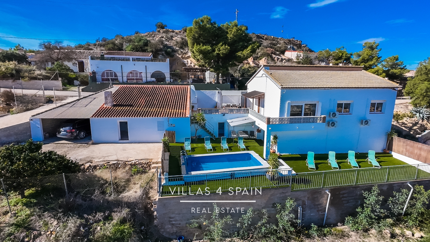 6 Bed 2 Bath Villa with private pool and large plot in Mazarron