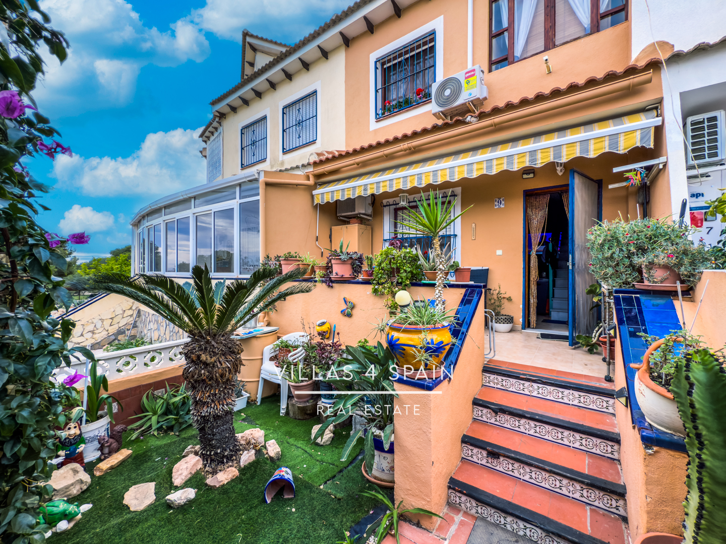 2 Bed 2 Bath townhouse  with a front garden and Lake View in Ciudad Quesada Lo Pepin