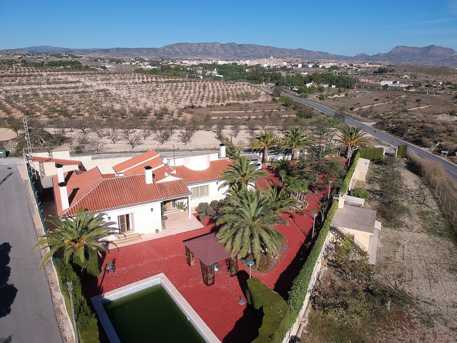 Resale - 4 Bedroom 4 Bathroom Villa in Monovar -  - Alicante