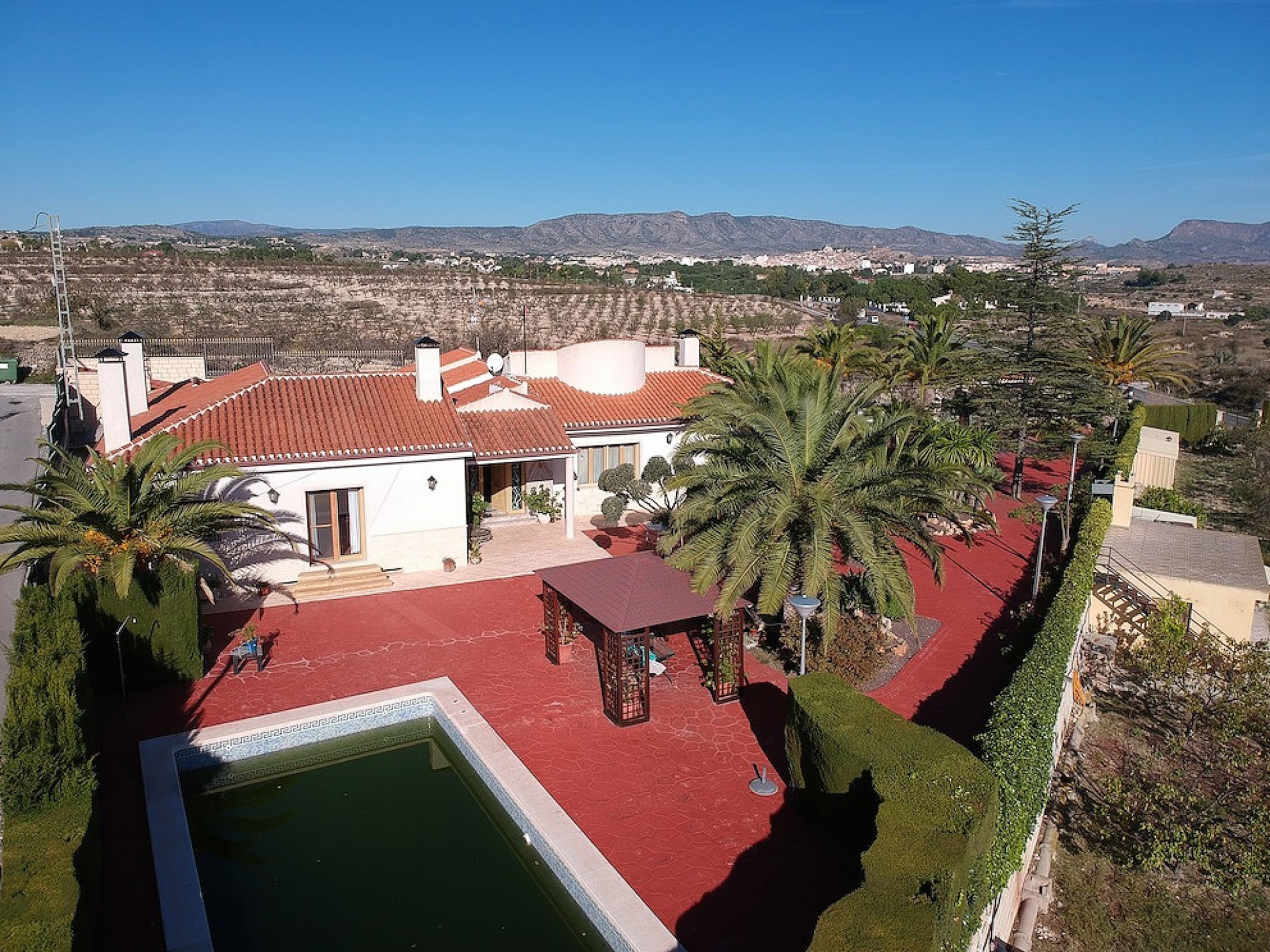 Resale - 4 Bedroom 4 Bathroom Villa in Monovar -  - Alicante