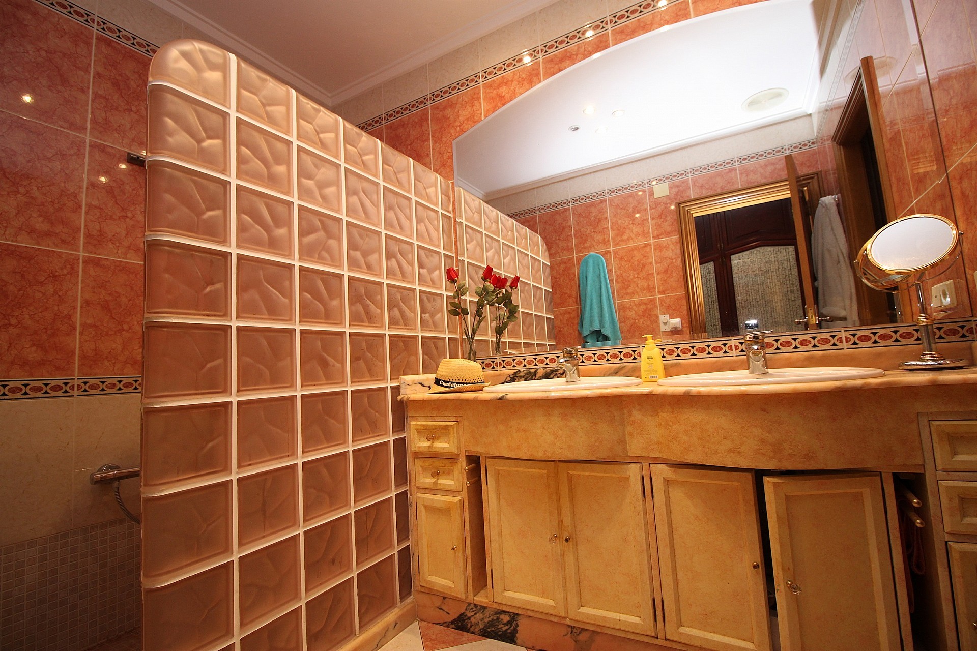 Resale - 4 Bedroom 4 Bathroom Villa in Monovar -  - Alicante