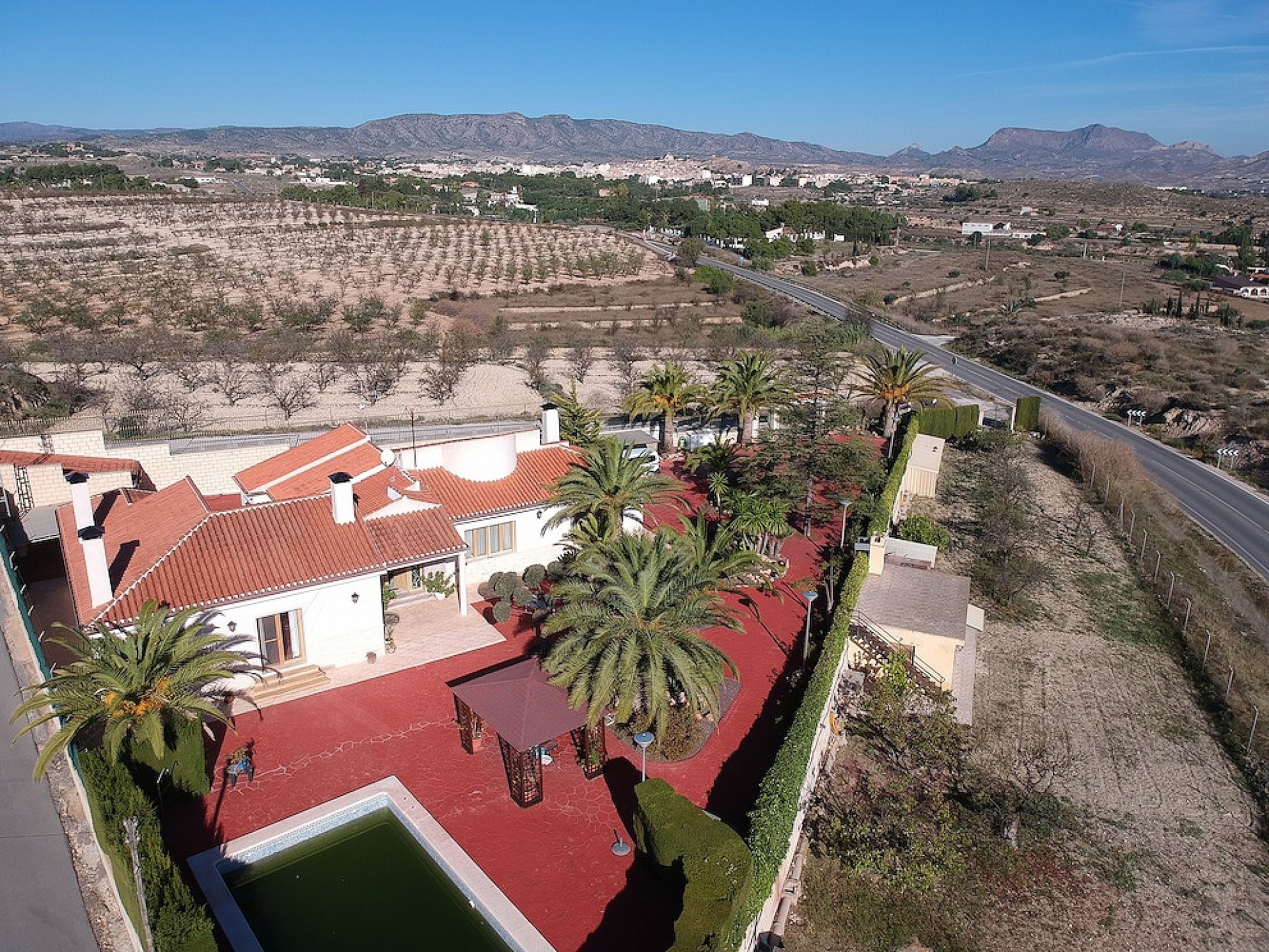 Resale - 4 Bedroom 4 Bathroom Villa in Monovar -  - Alicante