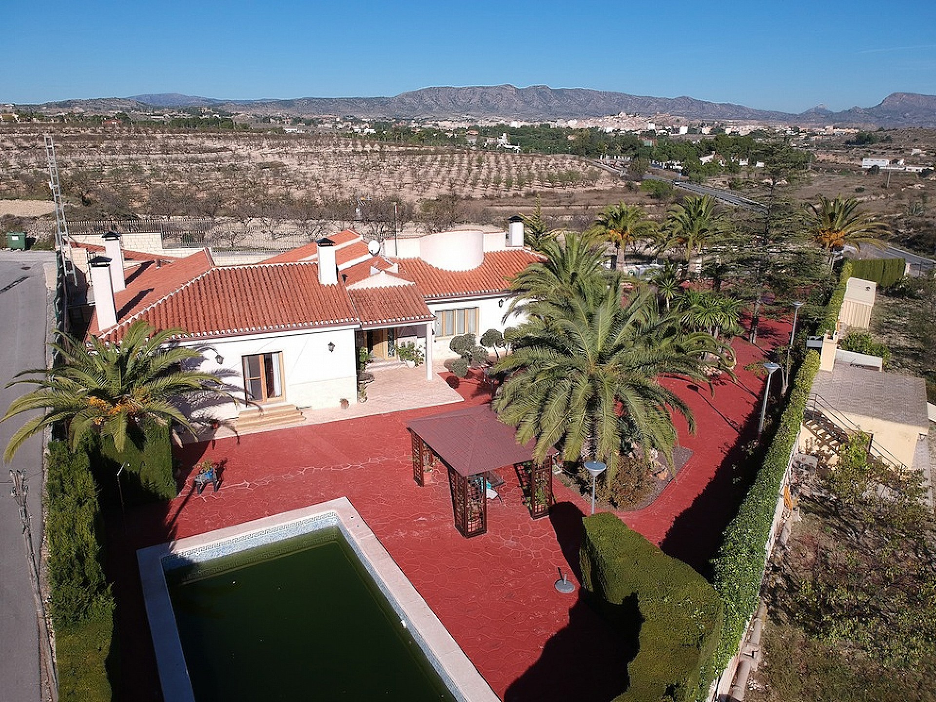 Resale - 4 Bedroom 4 Bathroom Villa in Monovar -  - Alicante